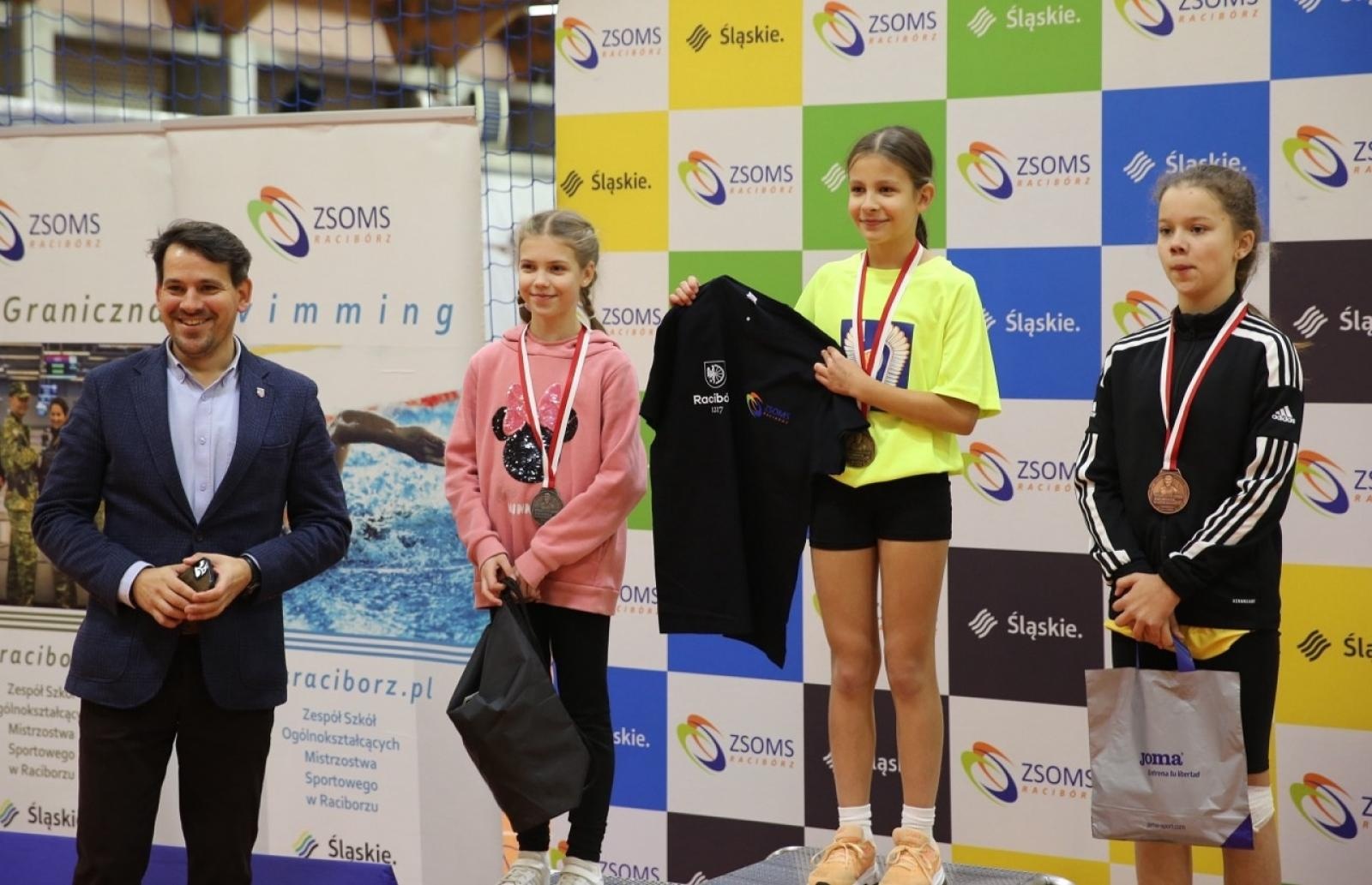 Zdjęcie w galerii na portalu naszraciborz.pl: Halowe Mistrzostwa Raciborza w lekkiej atletyce. Ponad 400 uczniów na starcie zawodów w ZSOMS wiadomości z regionu