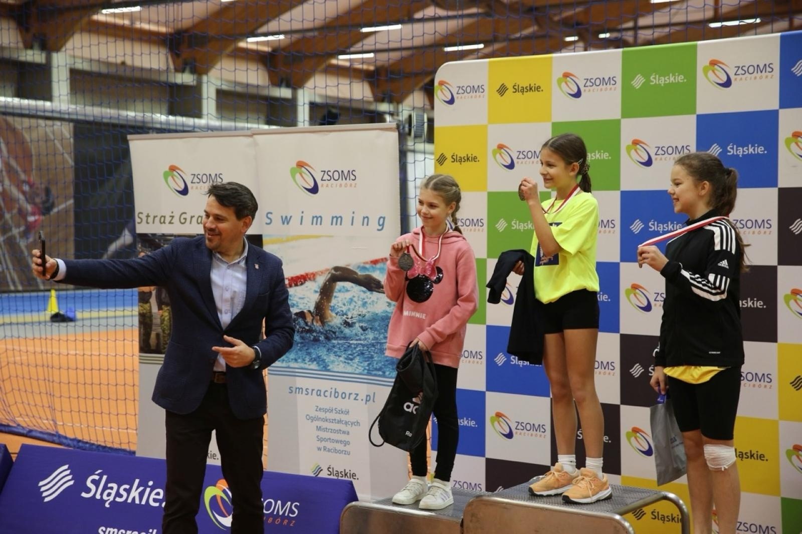 Zdjęcie w galerii na portalu naszraciborz.pl: Halowe Mistrzostwa Raciborza w lekkiej atletyce. Ponad 400 uczniów na starcie zawodów w ZSOMS wiadomości z regionu