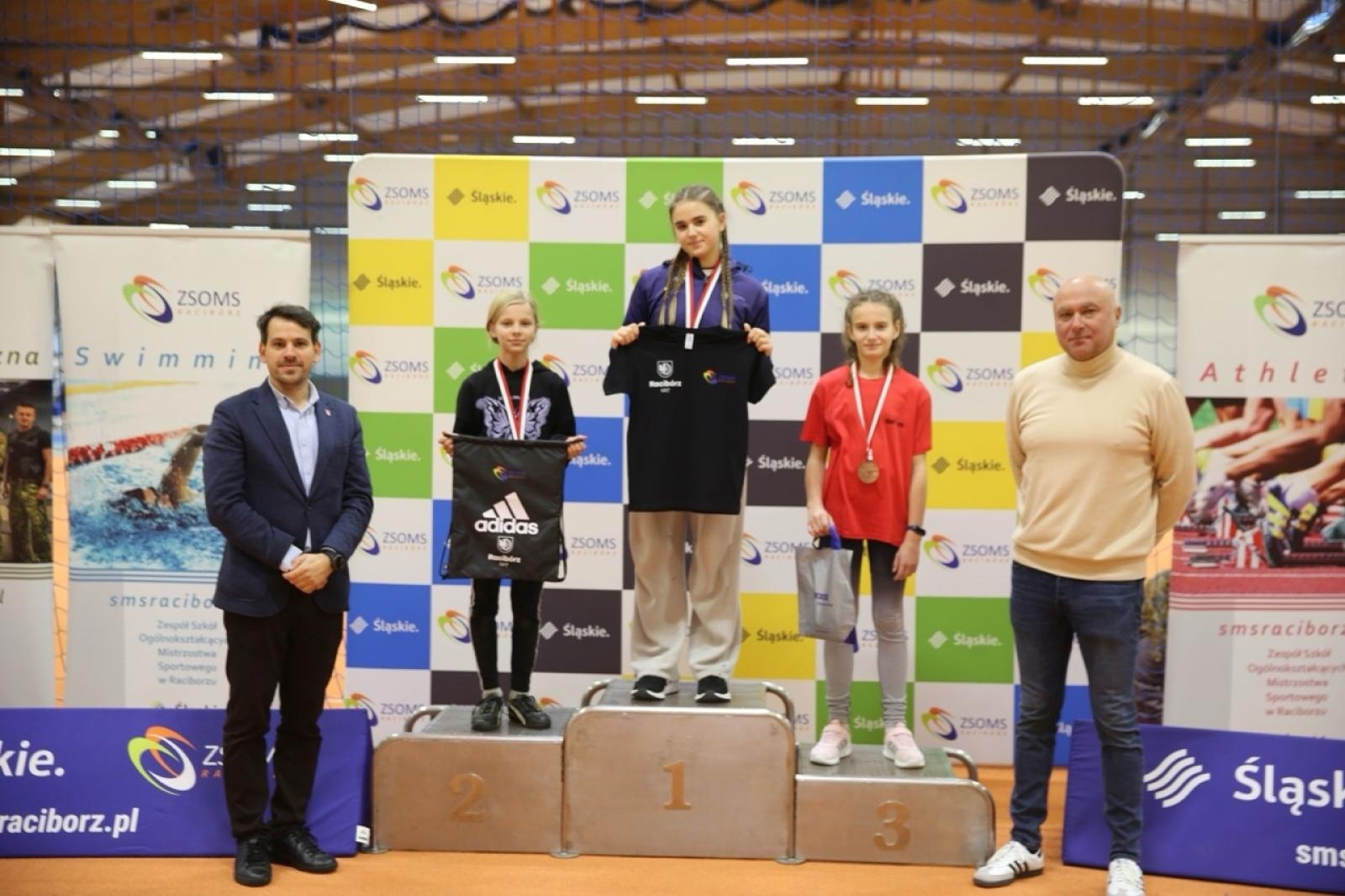 Zdjęcie w galerii na portalu naszraciborz.pl: Halowe Mistrzostwa Raciborza w lekkiej atletyce. Ponad 400 uczniów na starcie zawodów w ZSOMS wiadomości z regionu