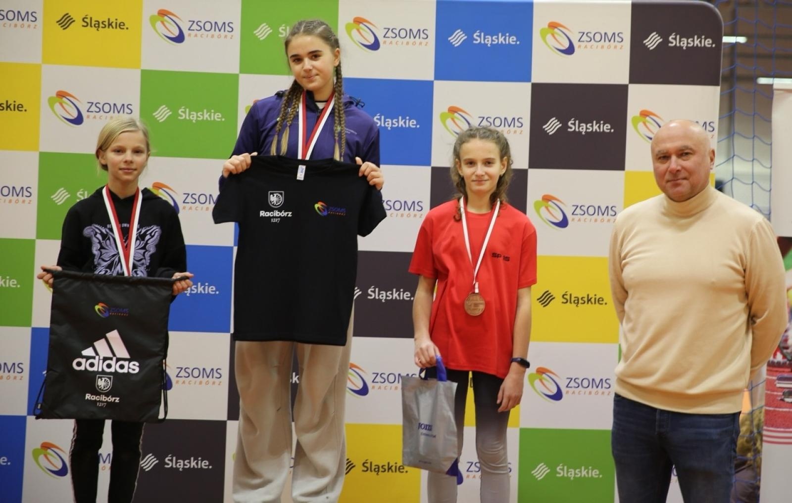 Zdjęcie w galerii na portalu naszraciborz.pl: Halowe Mistrzostwa Raciborza w lekkiej atletyce. Ponad 400 uczniów na starcie zawodów w ZSOMS wiadomości z regionu