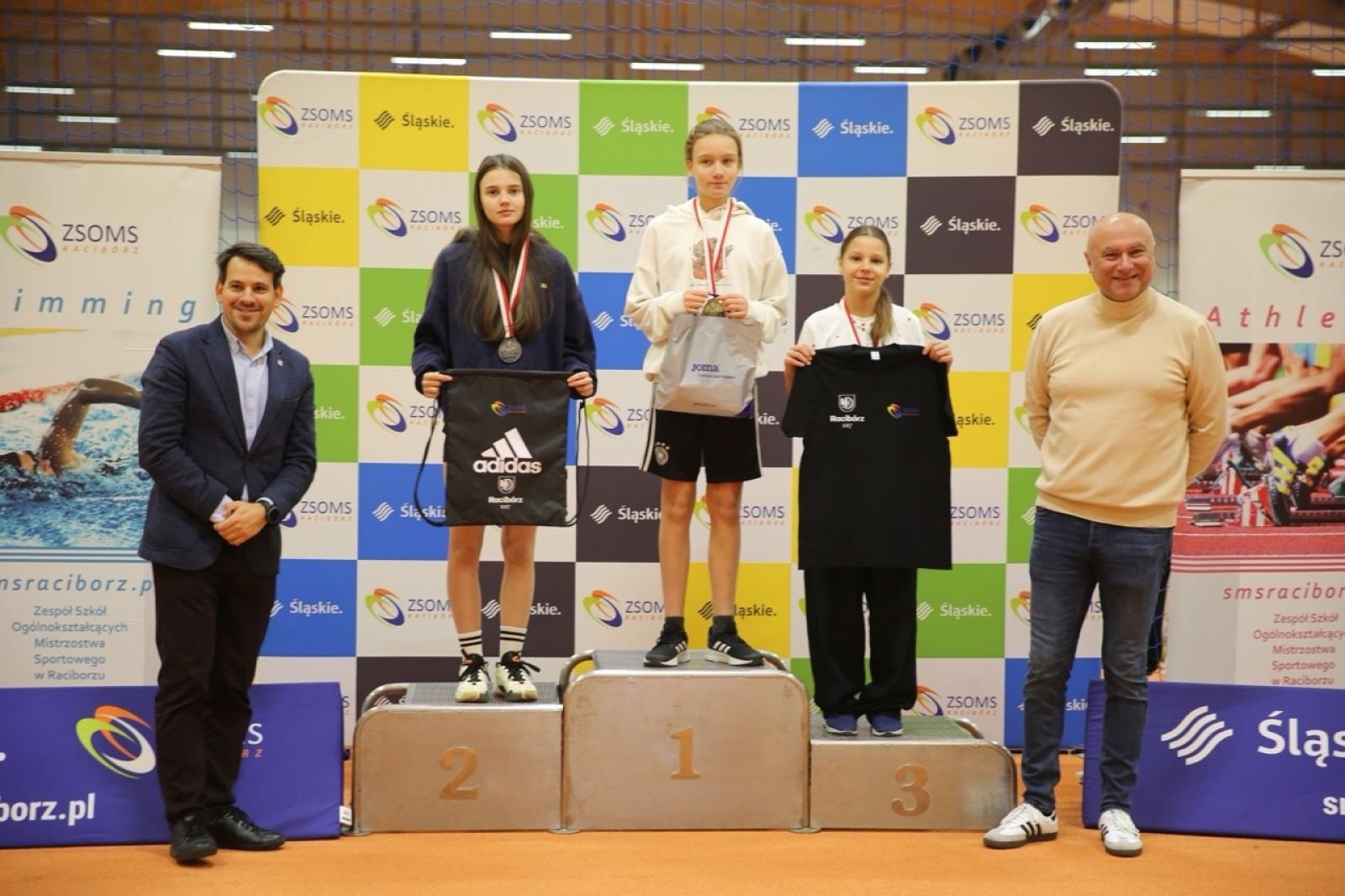 Zdjęcie w galerii na portalu naszraciborz.pl: Halowe Mistrzostwa Raciborza w lekkiej atletyce. Ponad 400 uczniów na starcie zawodów w ZSOMS wiadomości z regionu