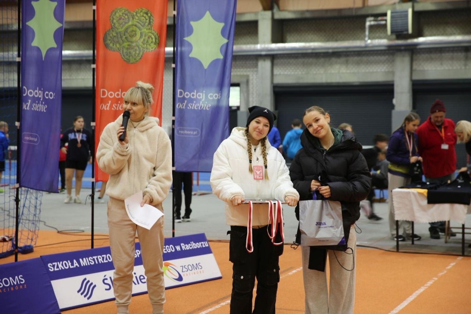 Zdjęcie w galerii na portalu naszraciborz.pl: Halowe Mistrzostwa Raciborza w lekkiej atletyce. Ponad 400 uczniów na starcie zawodów w ZSOMS wiadomości z regionu
