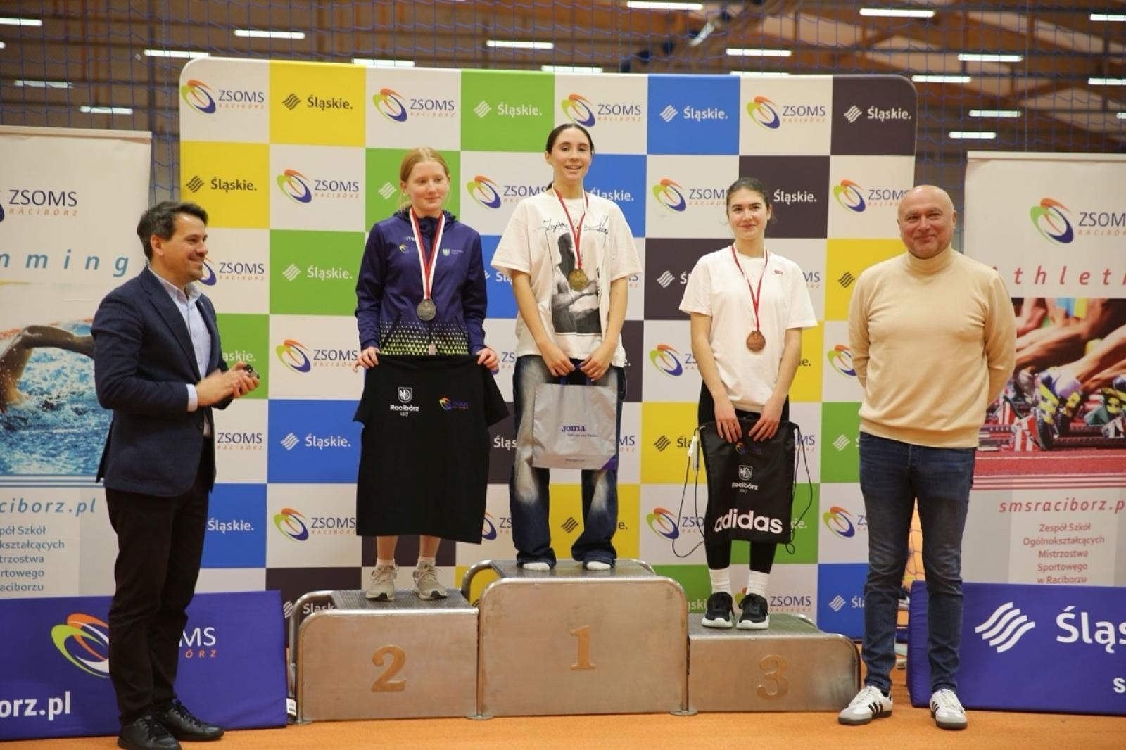 Zdjęcie w galerii na portalu naszraciborz.pl: Halowe Mistrzostwa Raciborza w lekkiej atletyce. Ponad 400 uczniów na starcie zawodów w ZSOMS wiadomości z regionu