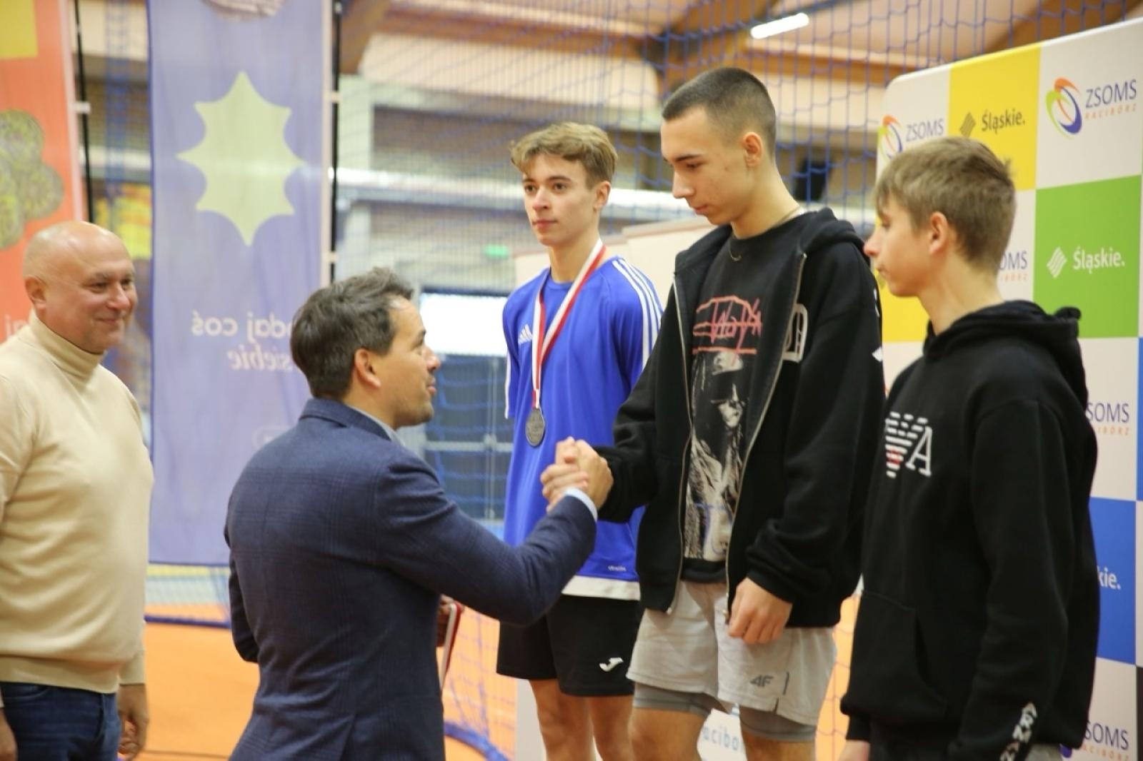 Zdjęcie w galerii na portalu naszraciborz.pl: Halowe Mistrzostwa Raciborza w lekkiej atletyce. Ponad 400 uczniów na starcie zawodów w ZSOMS wiadomości z regionu