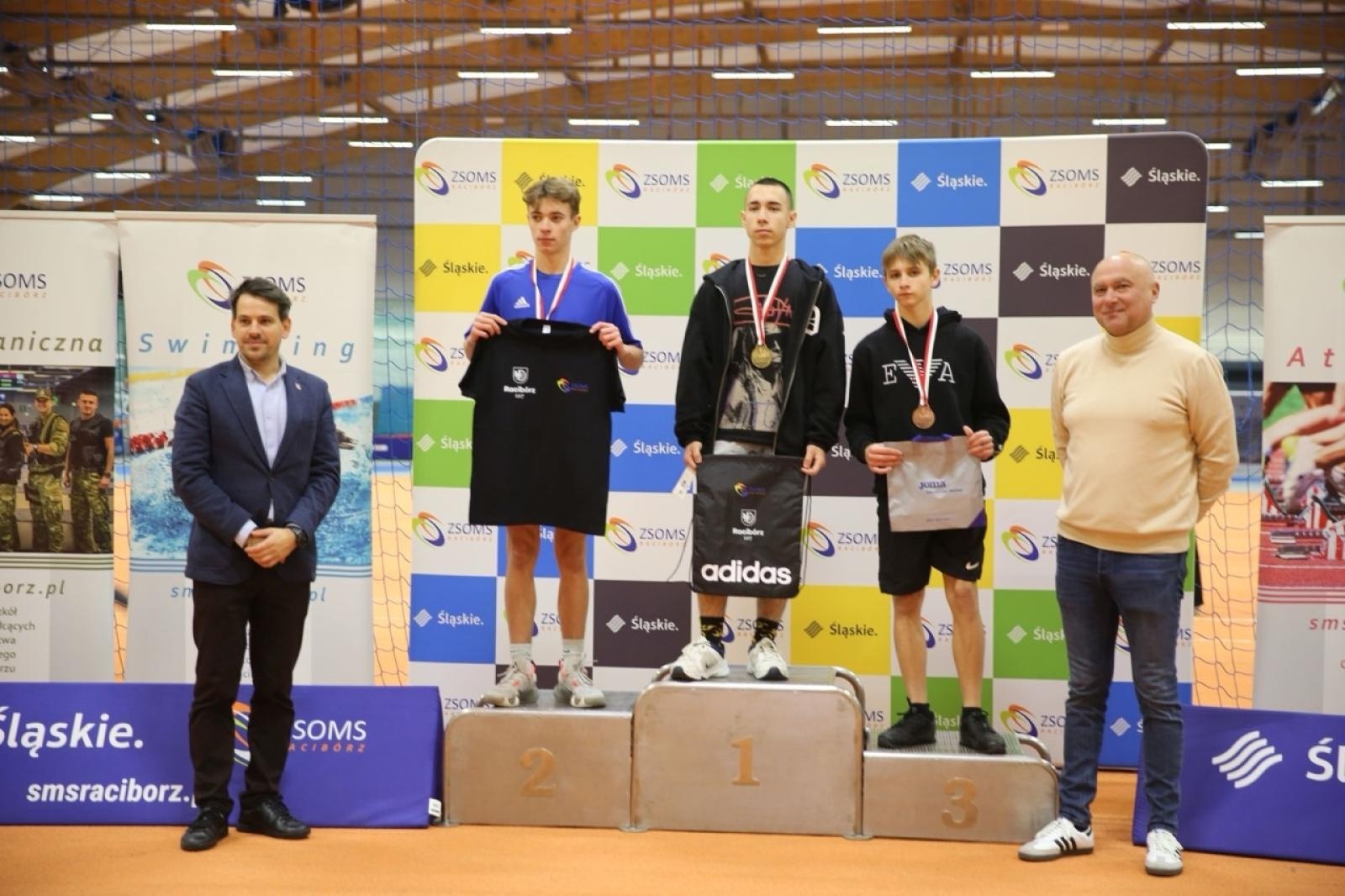 Zdjęcie w galerii na portalu naszraciborz.pl: Halowe Mistrzostwa Raciborza w lekkiej atletyce. Ponad 400 uczniów na starcie zawodów w ZSOMS wiadomości z regionu