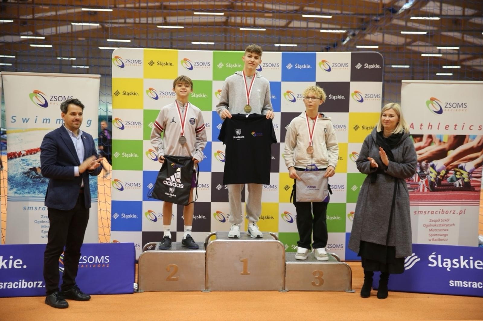 Zdjęcie w galerii na portalu naszraciborz.pl: Halowe Mistrzostwa Raciborza w lekkiej atletyce. Ponad 400 uczniów na starcie zawodów w ZSOMS wiadomości z regionu