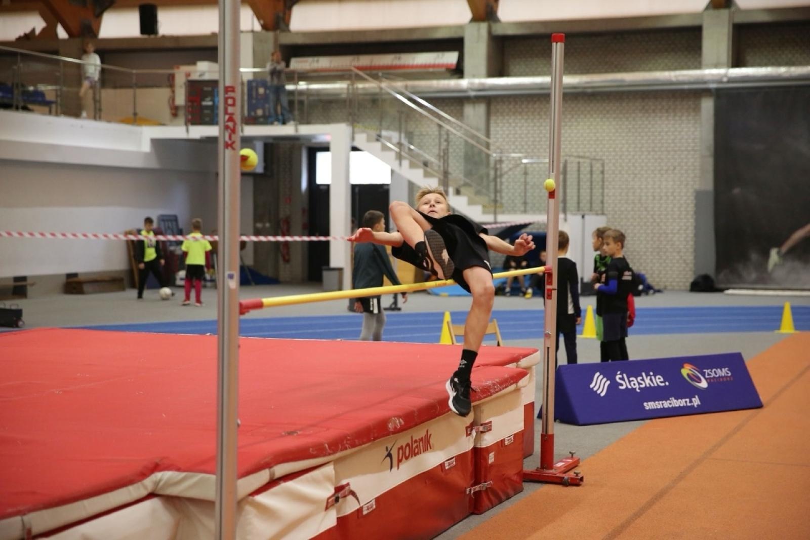 Zdjęcie w galerii na portalu naszraciborz.pl: Halowe Mistrzostwa Raciborza w lekkiej atletyce. Ponad 400 uczniów na starcie zawodów w ZSOMS wiadomości z regionu