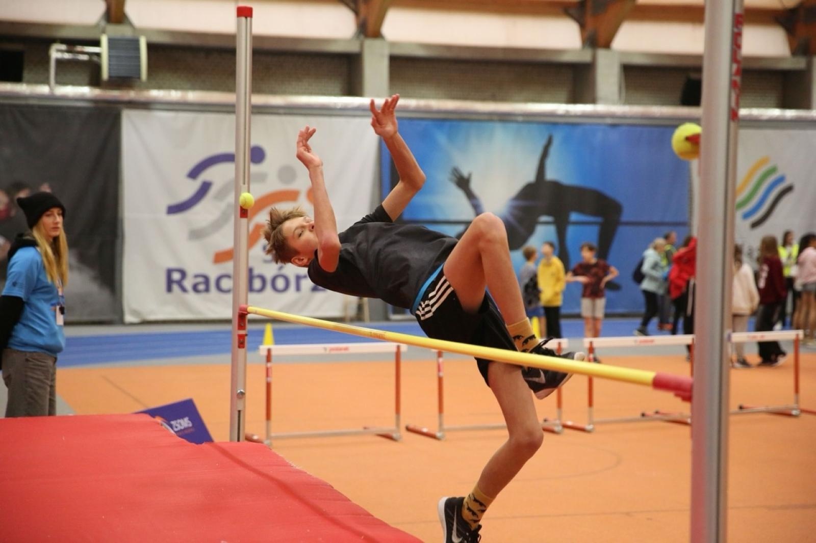 Zdjęcie w galerii na portalu naszraciborz.pl: Halowe Mistrzostwa Raciborza w lekkiej atletyce. Ponad 400 uczniów na starcie zawodów w ZSOMS wiadomości z regionu