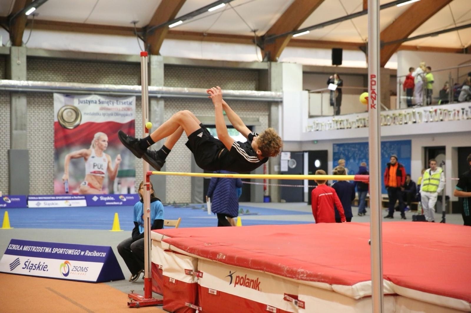 Zdjęcie w galerii na portalu naszraciborz.pl: Halowe Mistrzostwa Raciborza w lekkiej atletyce. Ponad 400 uczniów na starcie zawodów w ZSOMS wiadomości z regionu
