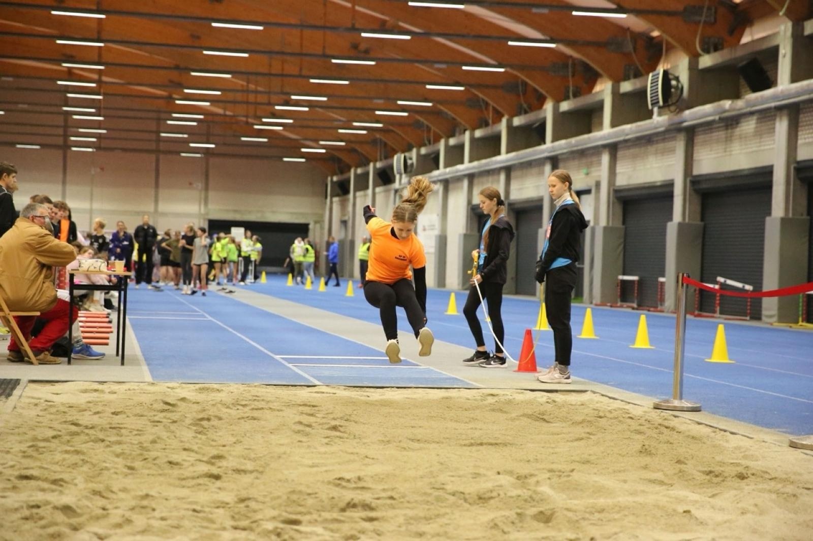 Zdjęcie w galerii na portalu naszraciborz.pl: Halowe Mistrzostwa Raciborza w lekkiej atletyce. Ponad 400 uczniów na starcie zawodów w ZSOMS wiadomości z regionu