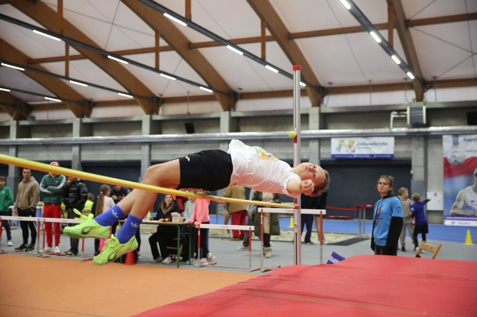 Zdjęcie w galerii na portalu naszraciborz.pl: Halowe Mistrzostwa Raciborza w lekkiej atletyce. Ponad 400 uczniów na starcie zawodów w ZSOMS wiadomości z regionu