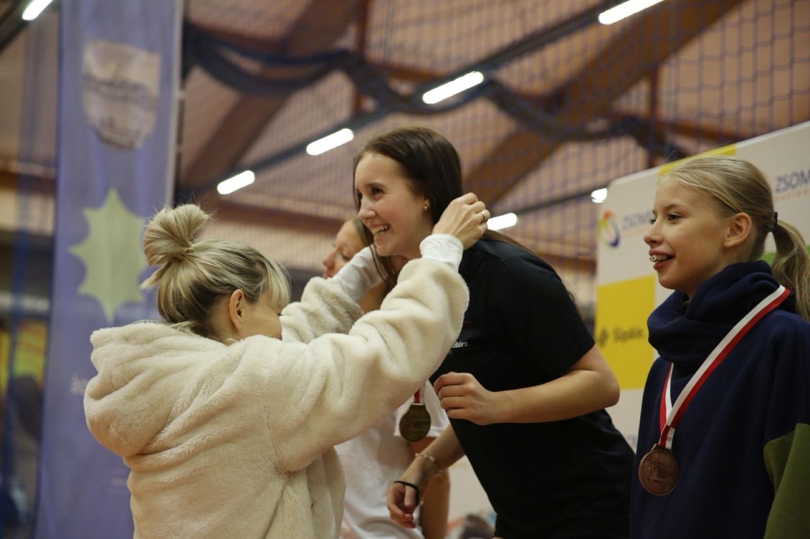 Zdjęcie w galerii na portalu naszraciborz.pl: Halowe Mistrzostwa Raciborza w lekkiej atletyce. Ponad 400 uczniów na starcie zawodów w ZSOMS wiadomości z regionu