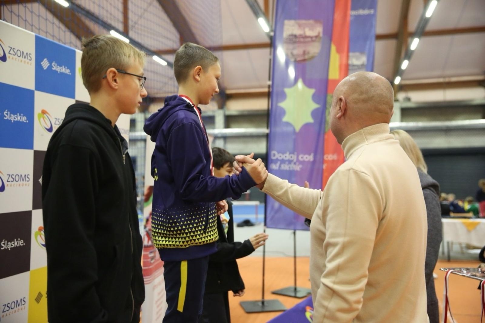 Zdjęcie w galerii na portalu naszraciborz.pl: Halowe Mistrzostwa Raciborza w lekkiej atletyce. Ponad 400 uczniów na starcie zawodów w ZSOMS wiadomości z regionu