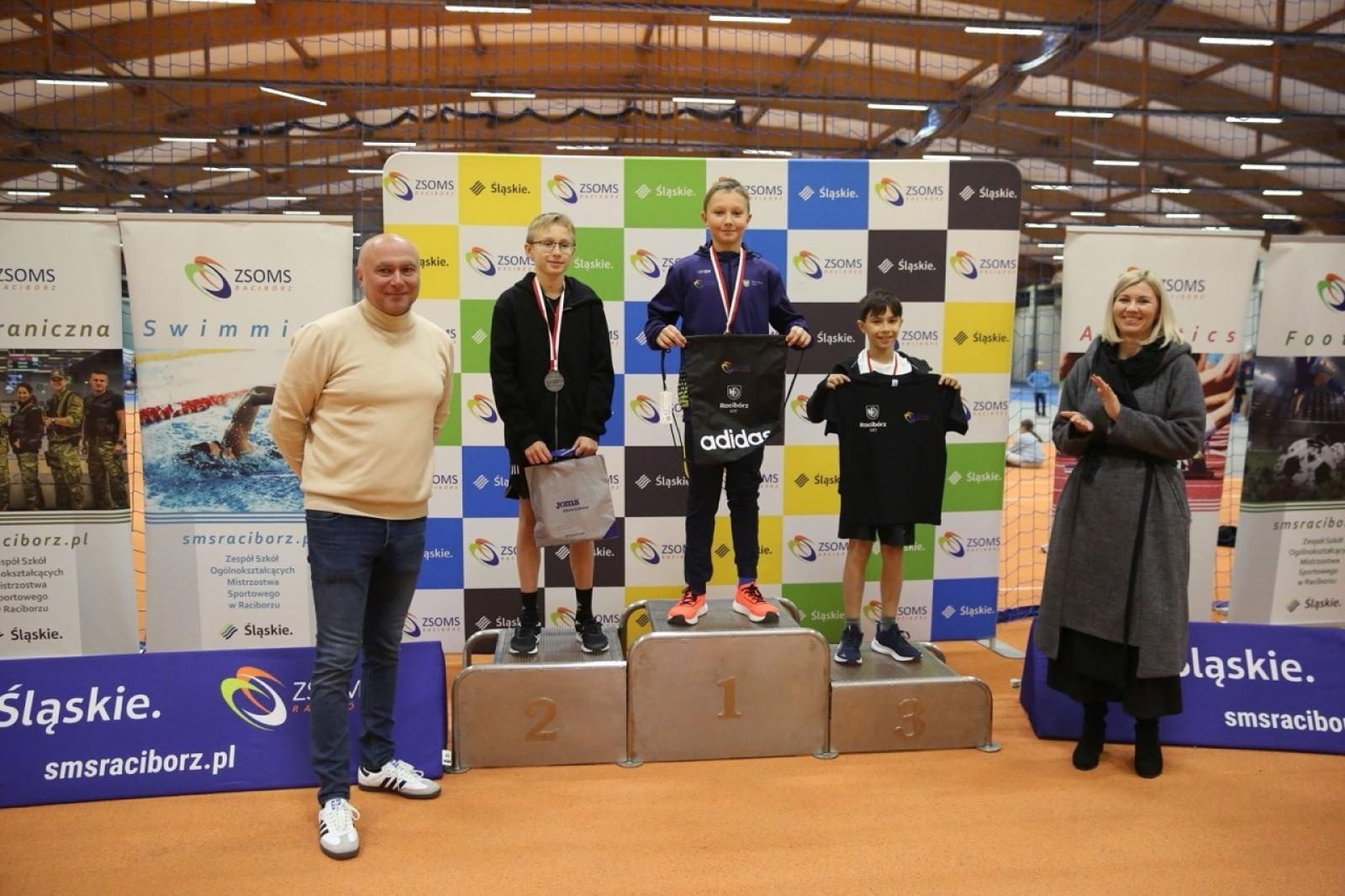 Zdjęcie w galerii na portalu naszraciborz.pl: Halowe Mistrzostwa Raciborza w lekkiej atletyce. Ponad 400 uczniów na starcie zawodów w ZSOMS wiadomości z regionu