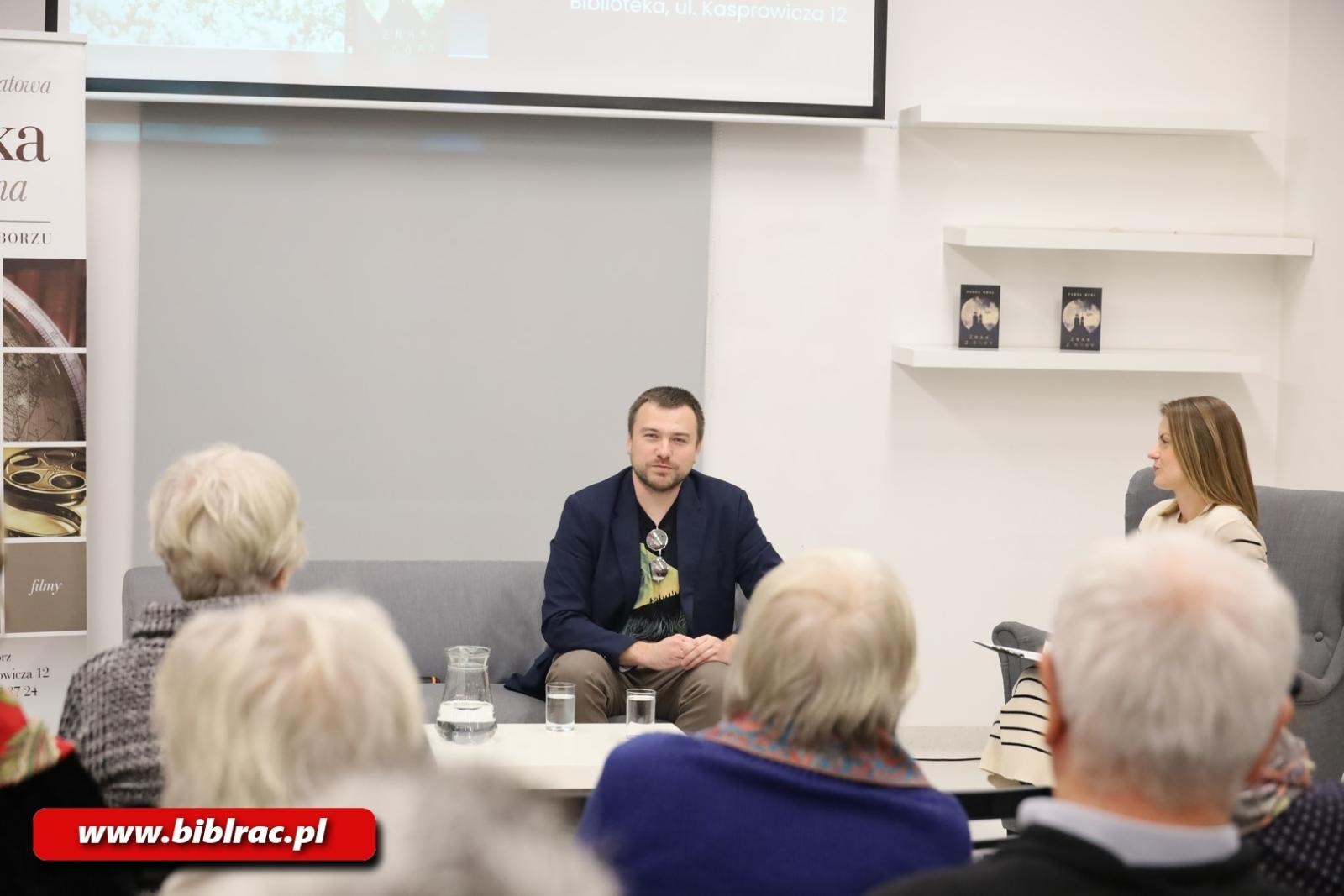 Zdjęcie w galerii na portalu naszraciborz.pl: Każdy ma swoją Górę Świętej Anny. Spotkanie z Pawłem Brolem w bibliotece wiadomości z regionu