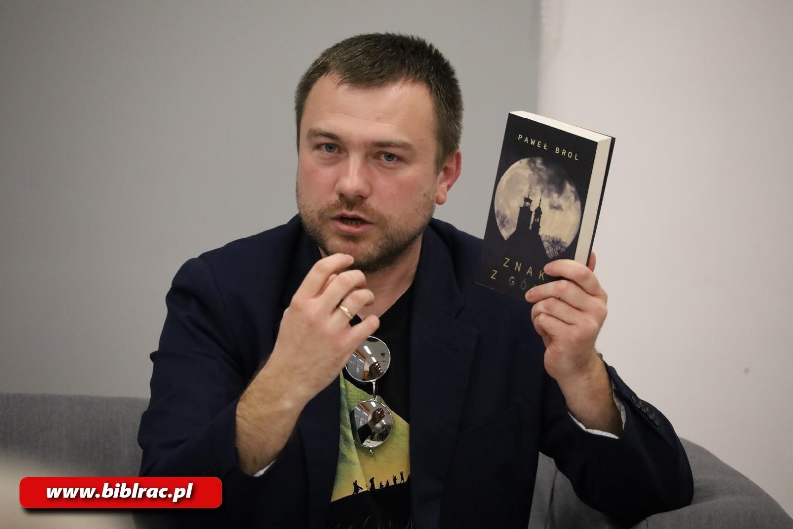 Zdjęcie w galerii na portalu naszraciborz.pl: Każdy ma swoją Górę Świętej Anny. Spotkanie z Pawłem Brolem w bibliotece wiadomości z regionu