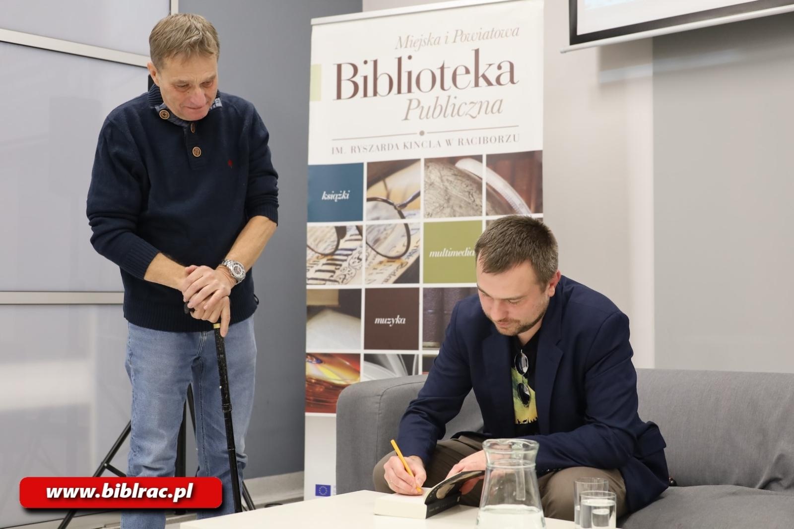 Zdjęcie w galerii na portalu naszraciborz.pl: Każdy ma swoją Górę Świętej Anny. Spotkanie z Pawłem Brolem w bibliotece wiadomości z regionu