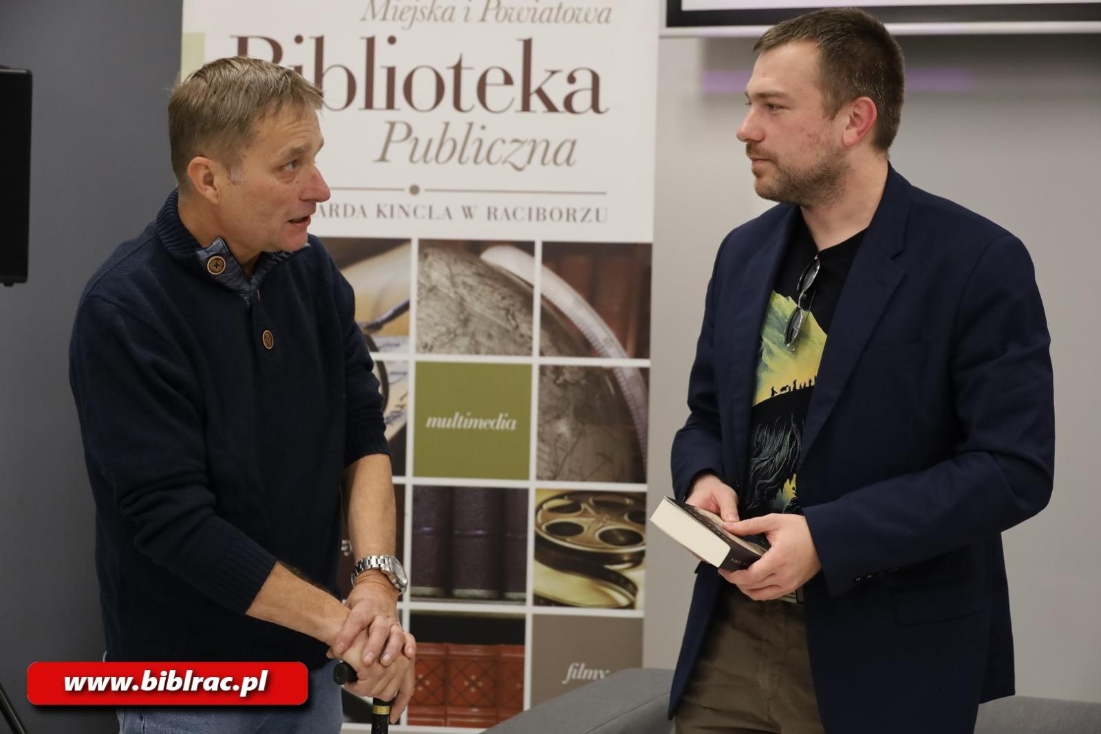 Zdjęcie w galerii na portalu naszraciborz.pl: Każdy ma swoją Górę Świętej Anny. Spotkanie z Pawłem Brolem w bibliotece wiadomości z regionu