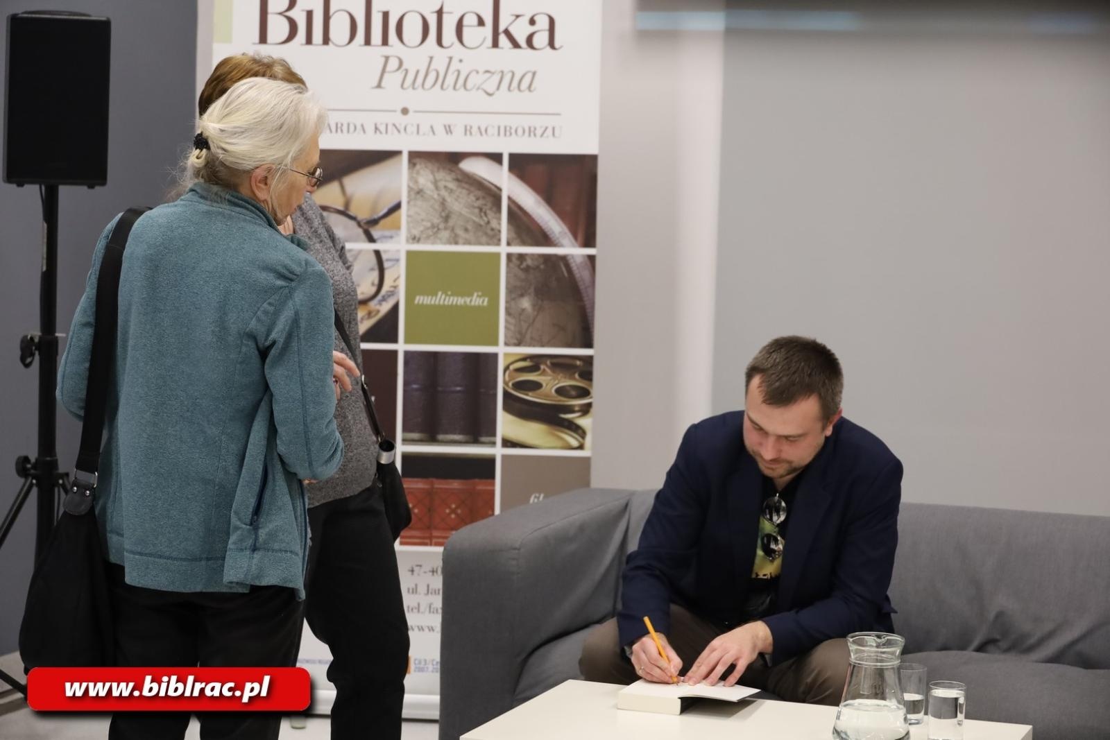 Zdjęcie w galerii na portalu naszraciborz.pl: Każdy ma swoją Górę Świętej Anny. Spotkanie z Pawłem Brolem w bibliotece wiadomości z regionu