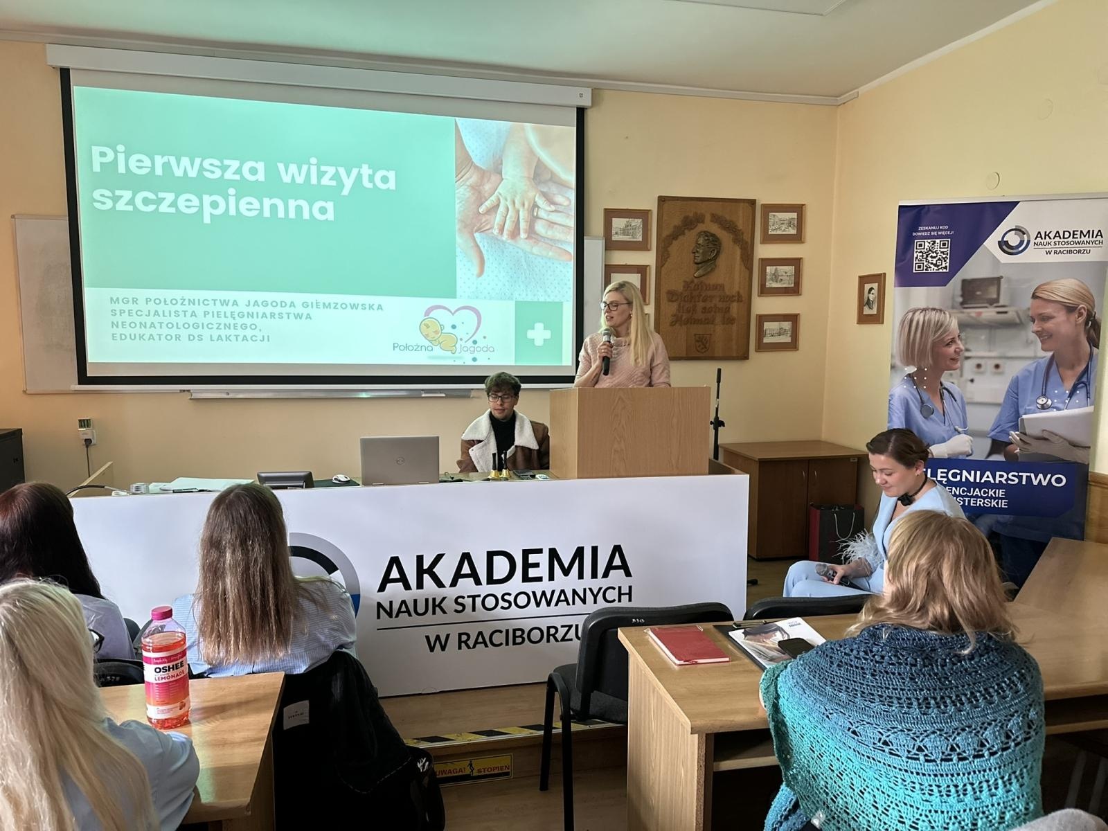 Zdjęcie w galerii na portalu naszraciborz.pl: Konferencja Go Blue for AMR w Akademii Nauk Stosowanych w Raciborzu. Edukacja i świadomość w walce z antybiotykoopornością wiadomości z regionu