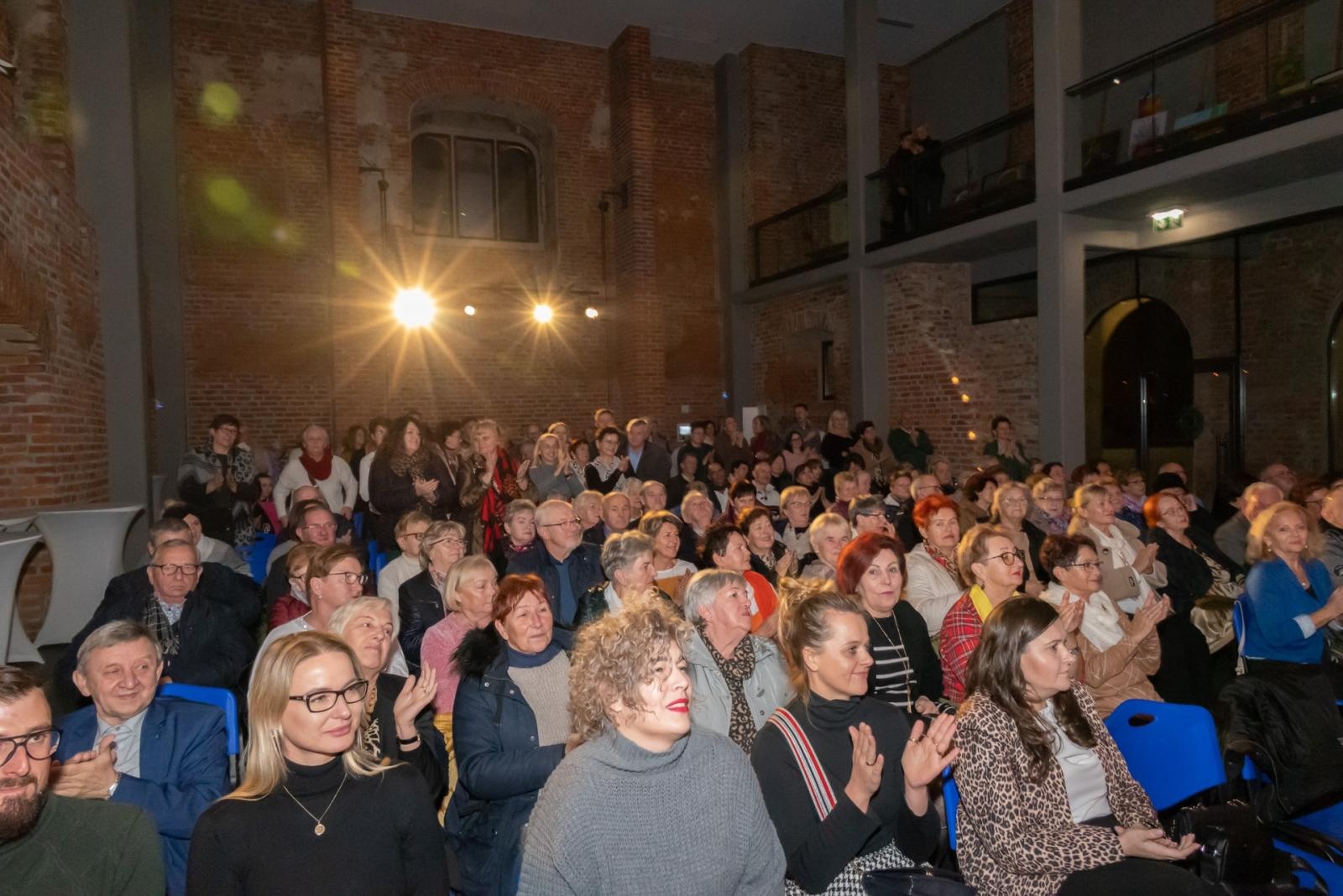 Zdjęcie w galerii na portalu naszraciborz.pl: Wieczór przy Świecach z zespołem SIDORxS-AGE w tworkowskim zamku wiadomości z regionu