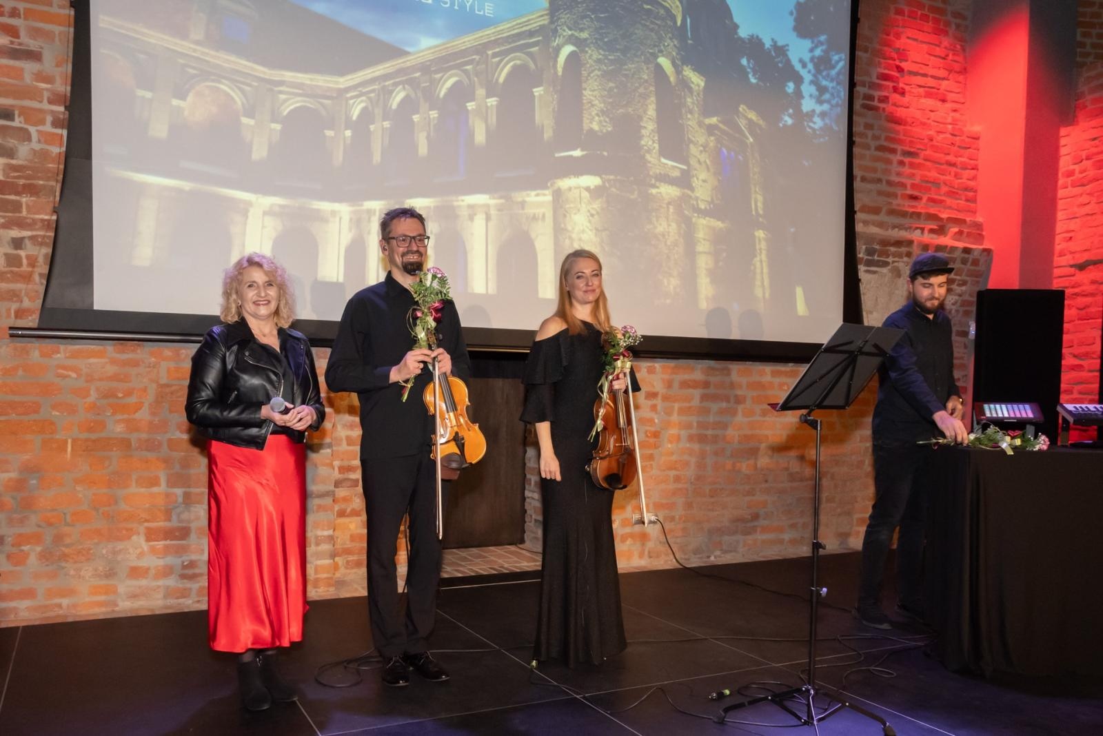 Zdjęcie w galerii na portalu naszraciborz.pl: Wieczór przy Świecach z zespołem SIDORxS-AGE w tworkowskim zamku wiadomości z regionu