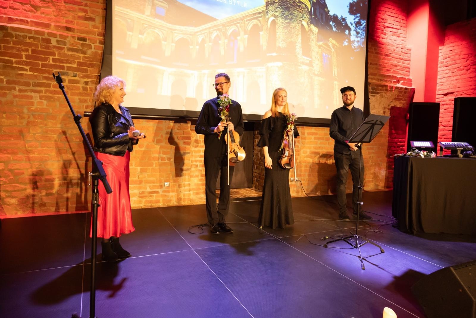 Zdjęcie w galerii na portalu naszraciborz.pl: Wieczór przy Świecach z zespołem SIDORxS-AGE w tworkowskim zamku wiadomości z regionu