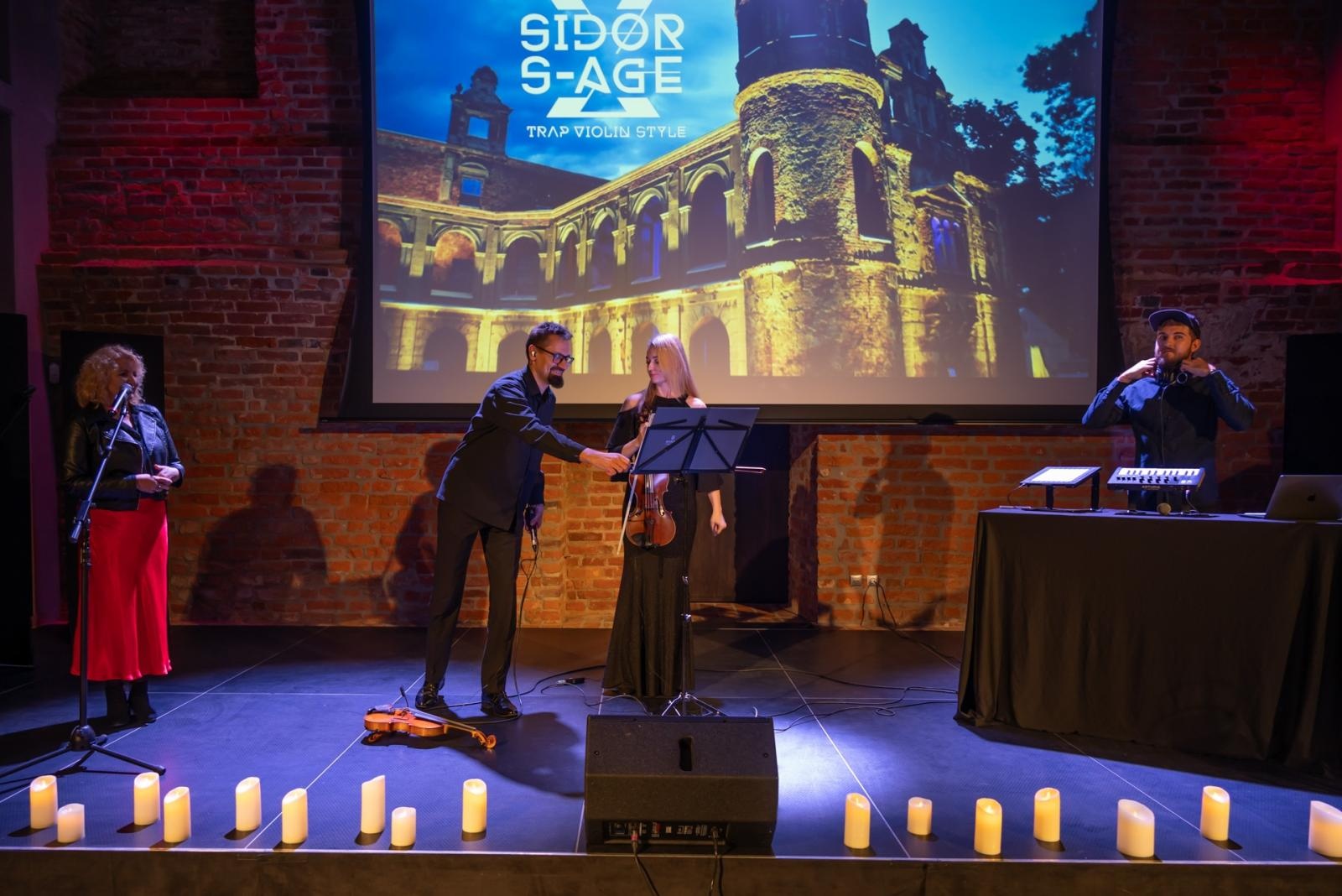 Zdjęcie w galerii na portalu naszraciborz.pl: Wieczór przy Świecach z zespołem SIDORxS-AGE w tworkowskim zamku wiadomości z regionu