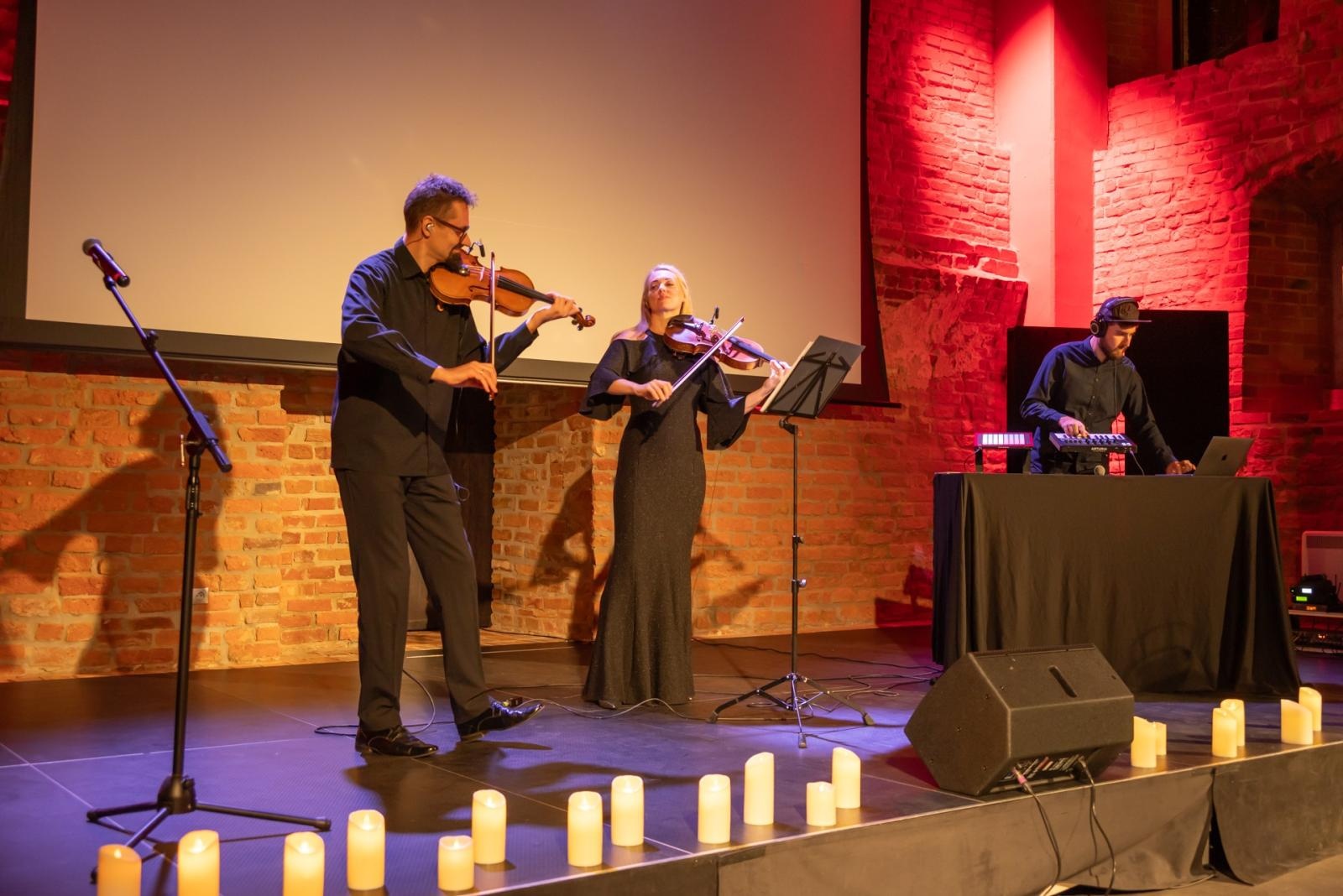 Zdjęcie w galerii na portalu naszraciborz.pl: Wieczór przy Świecach z zespołem SIDORxS-AGE w tworkowskim zamku wiadomości z regionu