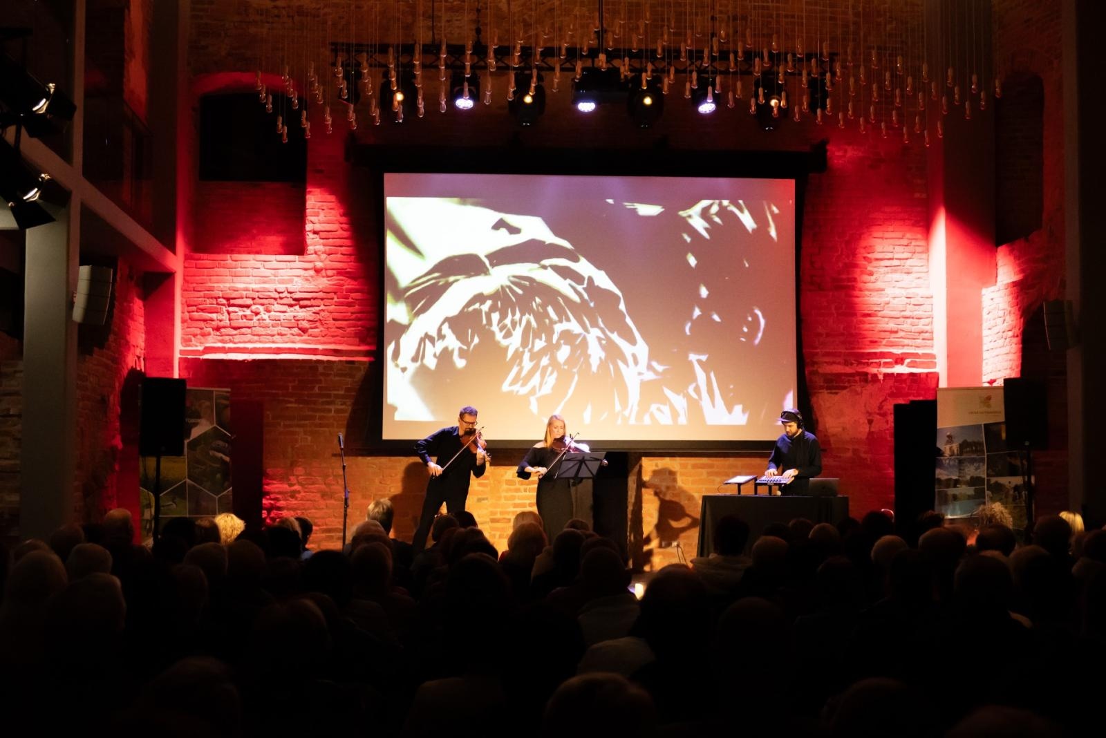 Zdjęcie w galerii na portalu naszraciborz.pl: Wieczór przy Świecach z zespołem SIDORxS-AGE w tworkowskim zamku wiadomości z regionu