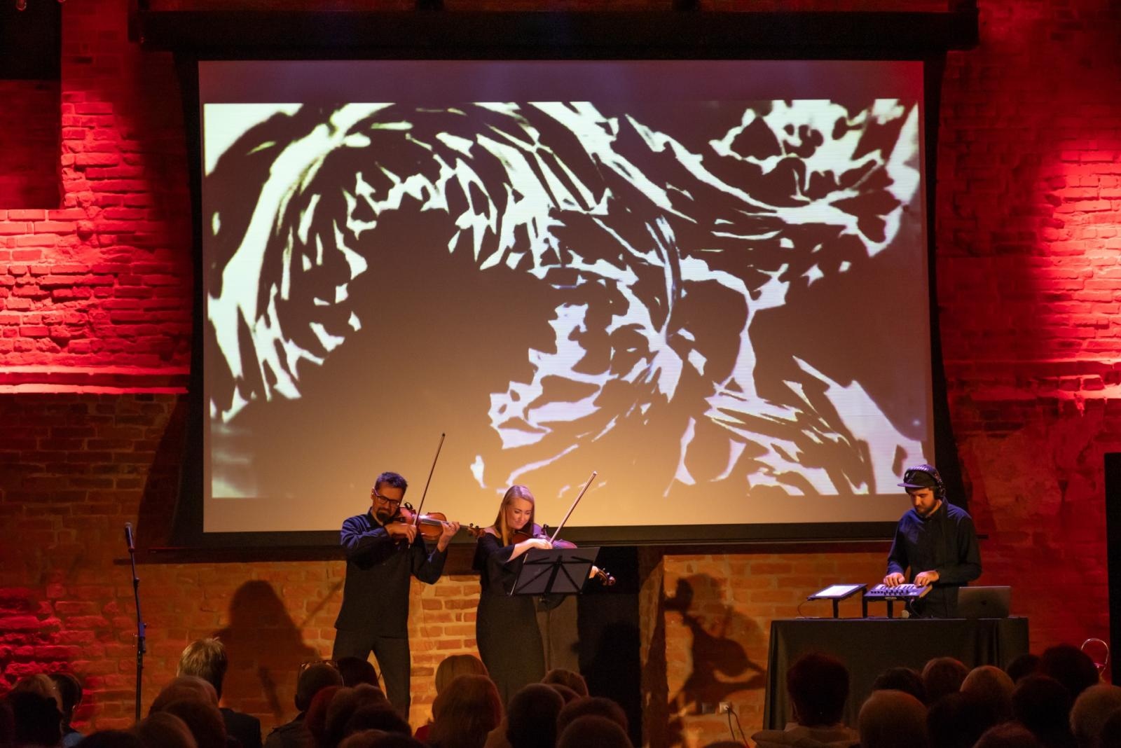 Zdjęcie w galerii na portalu naszraciborz.pl: Wieczór przy Świecach z zespołem SIDORxS-AGE w tworkowskim zamku wiadomości z regionu