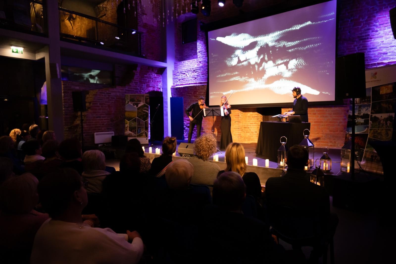 Zdjęcie w galerii na portalu naszraciborz.pl: Wieczór przy Świecach z zespołem SIDORxS-AGE w tworkowskim zamku wiadomości z regionu