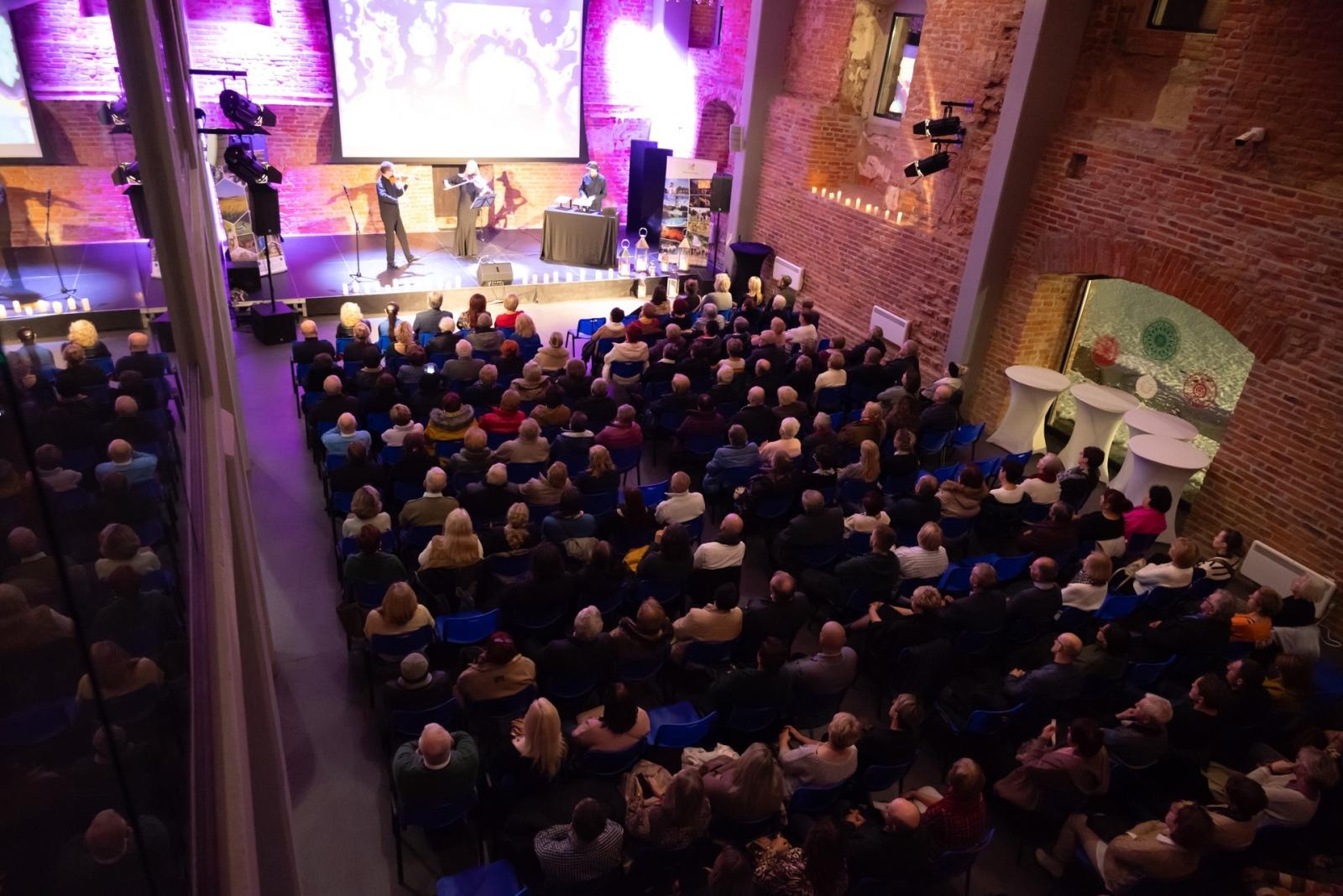 Zdjęcie w galerii na portalu naszraciborz.pl: Wieczór przy Świecach z zespołem SIDORxS-AGE w tworkowskim zamku wiadomości z regionu