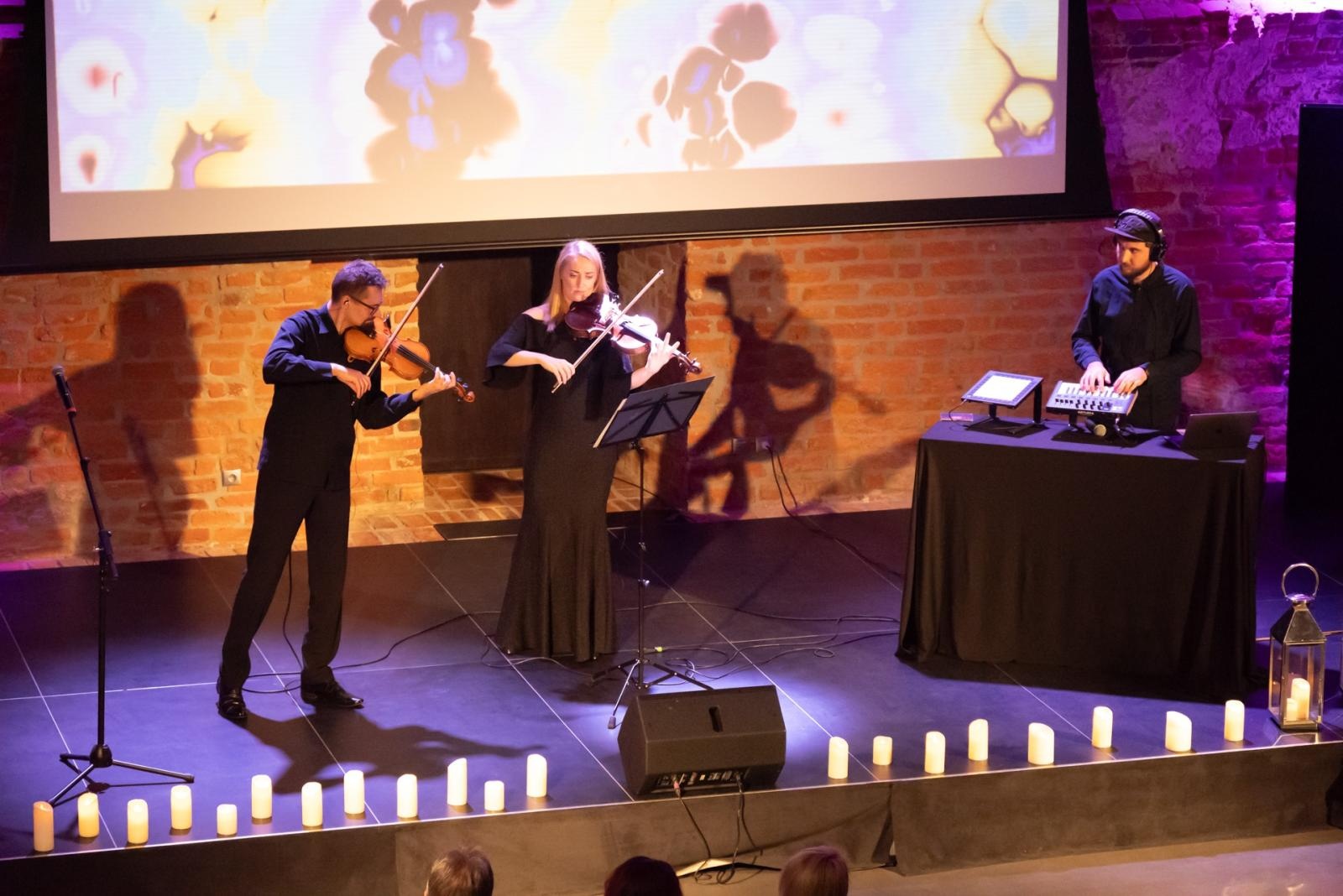 Zdjęcie w galerii na portalu naszraciborz.pl: Wieczór przy Świecach z zespołem SIDORxS-AGE w tworkowskim zamku wiadomości z regionu