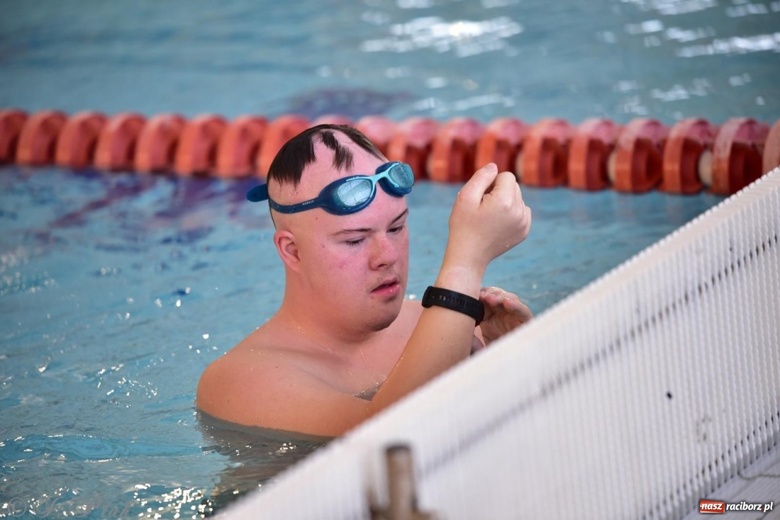 Zdjęcie w galerii na portalu naszraciborz.pl: IV Mistrzostwa Raciborza Szkół Podstawowych w pływaniu – sportowa rywalizacja na H2Ostróg zakończona wiadomości z regionu