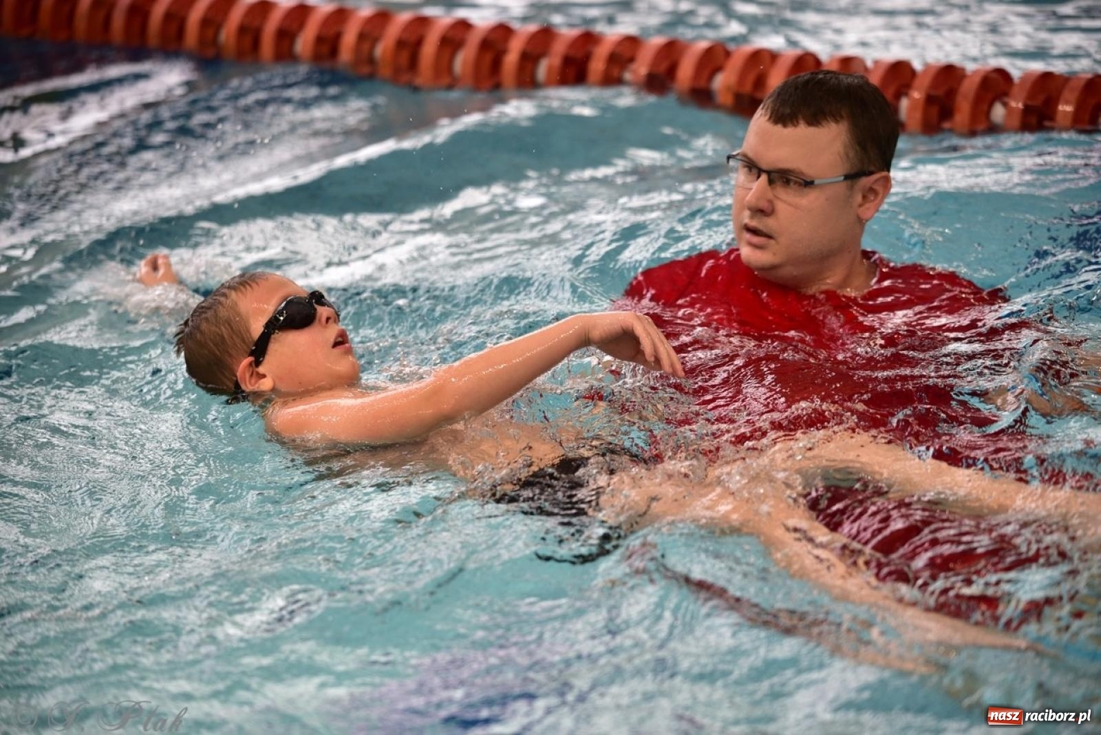 Zdjęcie w galerii na portalu naszraciborz.pl: IV Mistrzostwa Raciborza Szkół Podstawowych w pływaniu – sportowa rywalizacja na H2Ostróg zakończona wiadomości z regionu