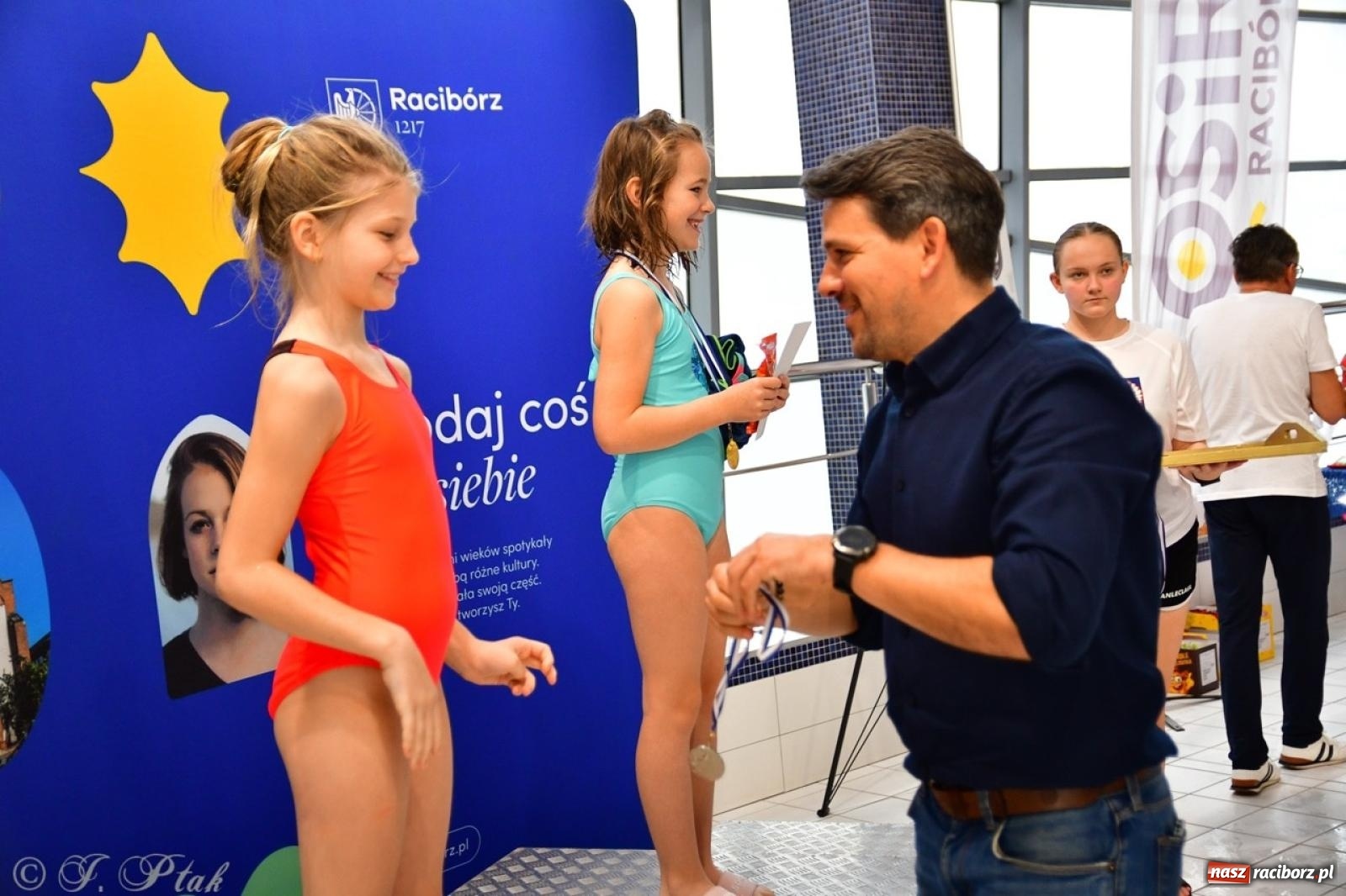 Zdjęcie w galerii na portalu naszraciborz.pl: IV Mistrzostwa Raciborza Szkół Podstawowych w pływaniu – sportowa rywalizacja na H2Ostróg zakończona wiadomości z regionu