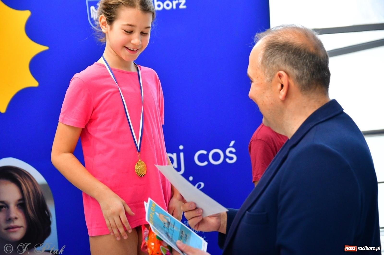 Zdjęcie w galerii na portalu naszraciborz.pl: IV Mistrzostwa Raciborza Szkół Podstawowych w pływaniu – sportowa rywalizacja na H2Ostróg zakończona wiadomości z regionu