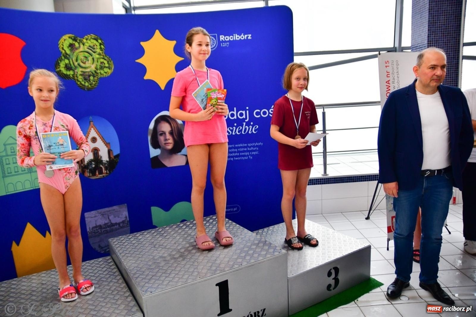 Zdjęcie w galerii na portalu naszraciborz.pl: IV Mistrzostwa Raciborza Szkół Podstawowych w pływaniu – sportowa rywalizacja na H2Ostróg zakończona wiadomości z regionu