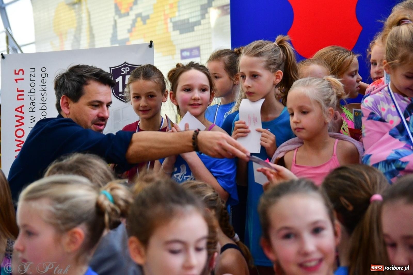 Zdjęcie w galerii na portalu naszraciborz.pl: IV Mistrzostwa Raciborza Szkół Podstawowych w pływaniu – sportowa rywalizacja na H2Ostróg zakończona wiadomości z regionu