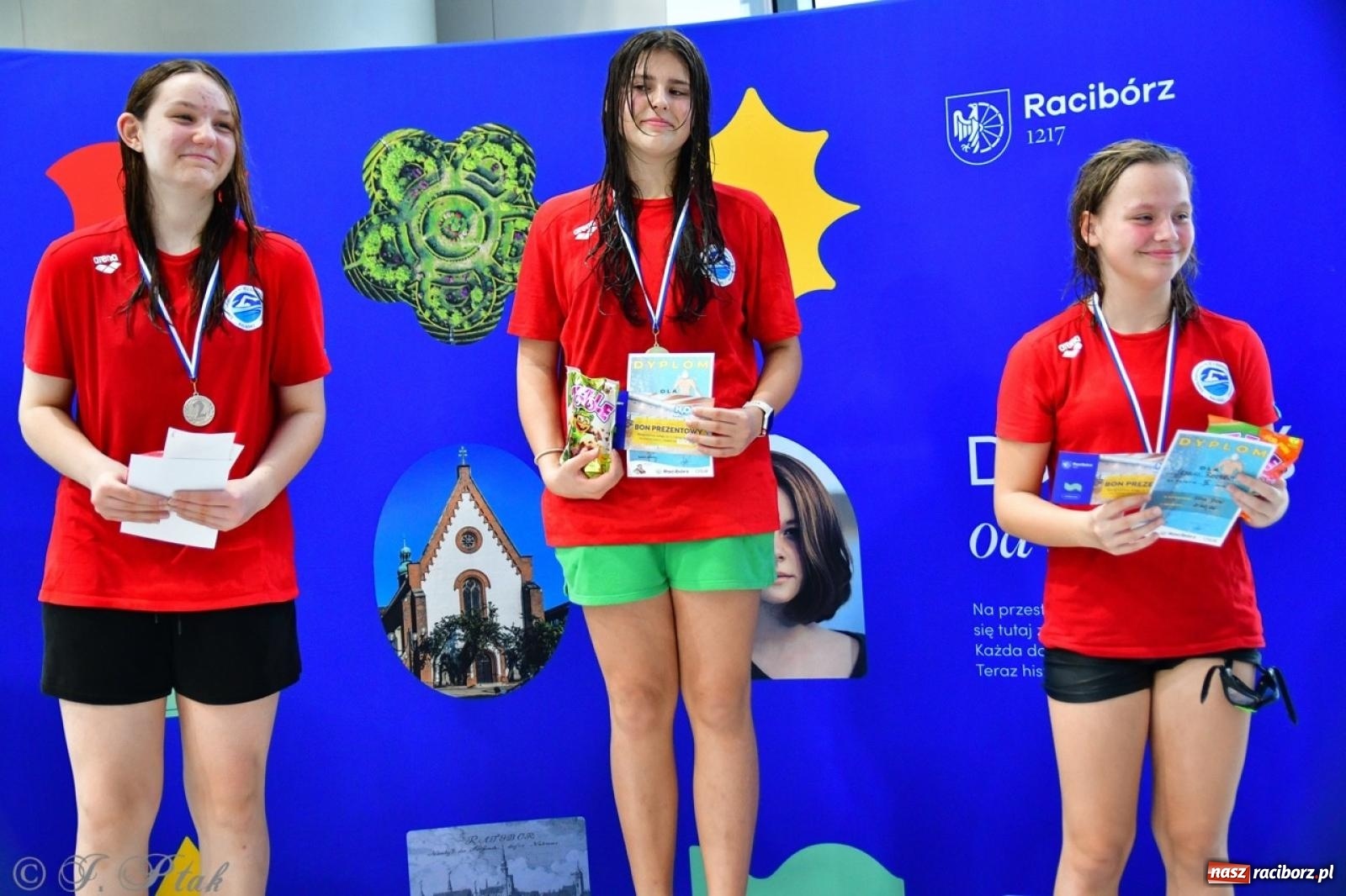 Zdjęcie w galerii na portalu naszraciborz.pl: IV Mistrzostwa Raciborza Szkół Podstawowych w pływaniu – sportowa rywalizacja na H2Ostróg zakończona wiadomości z regionu