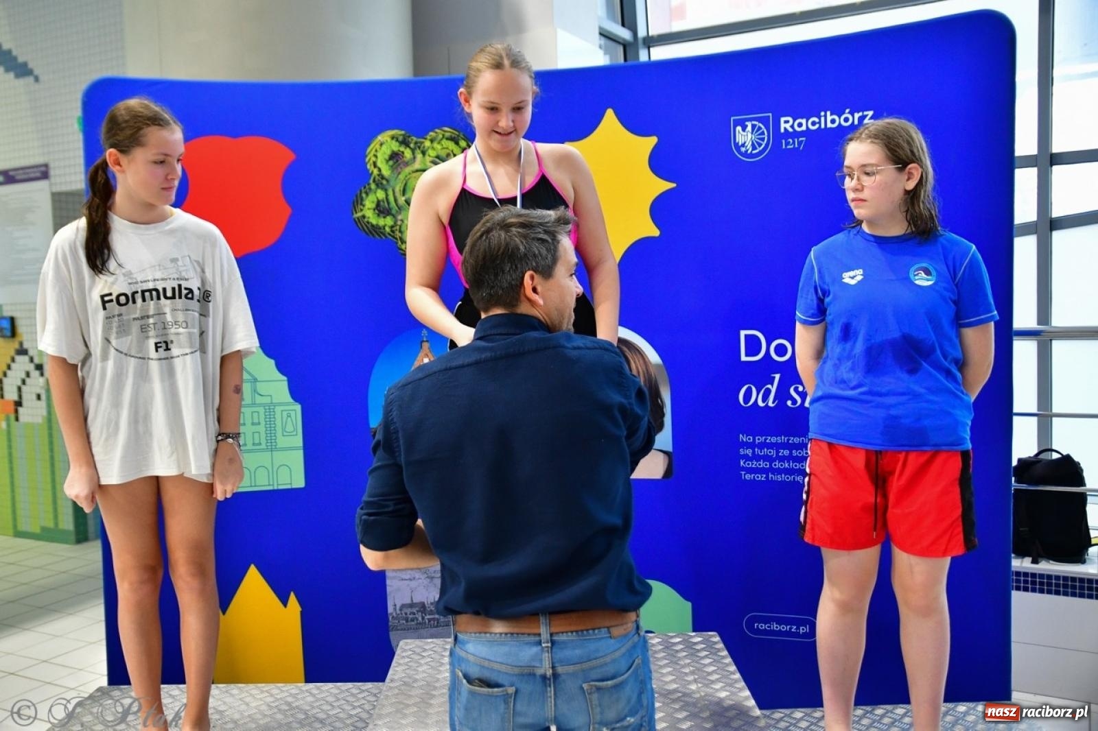 Zdjęcie w galerii na portalu naszraciborz.pl: IV Mistrzostwa Raciborza Szkół Podstawowych w pływaniu – sportowa rywalizacja na H2Ostróg zakończona wiadomości z regionu