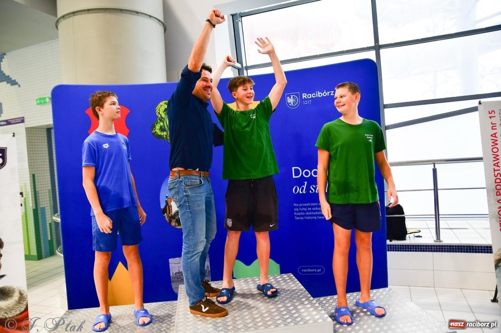 Zdjęcie w galerii na portalu naszraciborz.pl: IV Mistrzostwa Raciborza Szkół Podstawowych w pływaniu – sportowa rywalizacja na H2Ostróg zakończona wiadomości z regionu