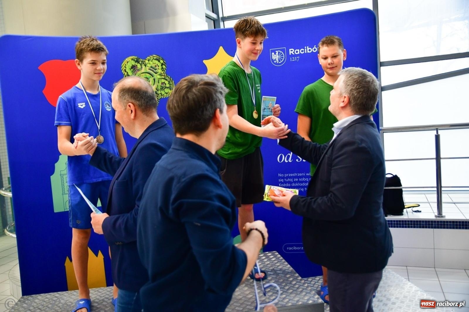 Zdjęcie w galerii na portalu naszraciborz.pl: IV Mistrzostwa Raciborza Szkół Podstawowych w pływaniu – sportowa rywalizacja na H2Ostróg zakończona wiadomości z regionu