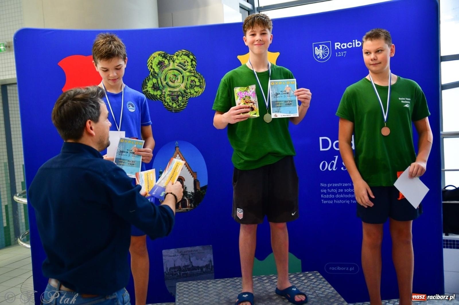 Zdjęcie w galerii na portalu naszraciborz.pl: IV Mistrzostwa Raciborza Szkół Podstawowych w pływaniu – sportowa rywalizacja na H2Ostróg zakończona wiadomości z regionu