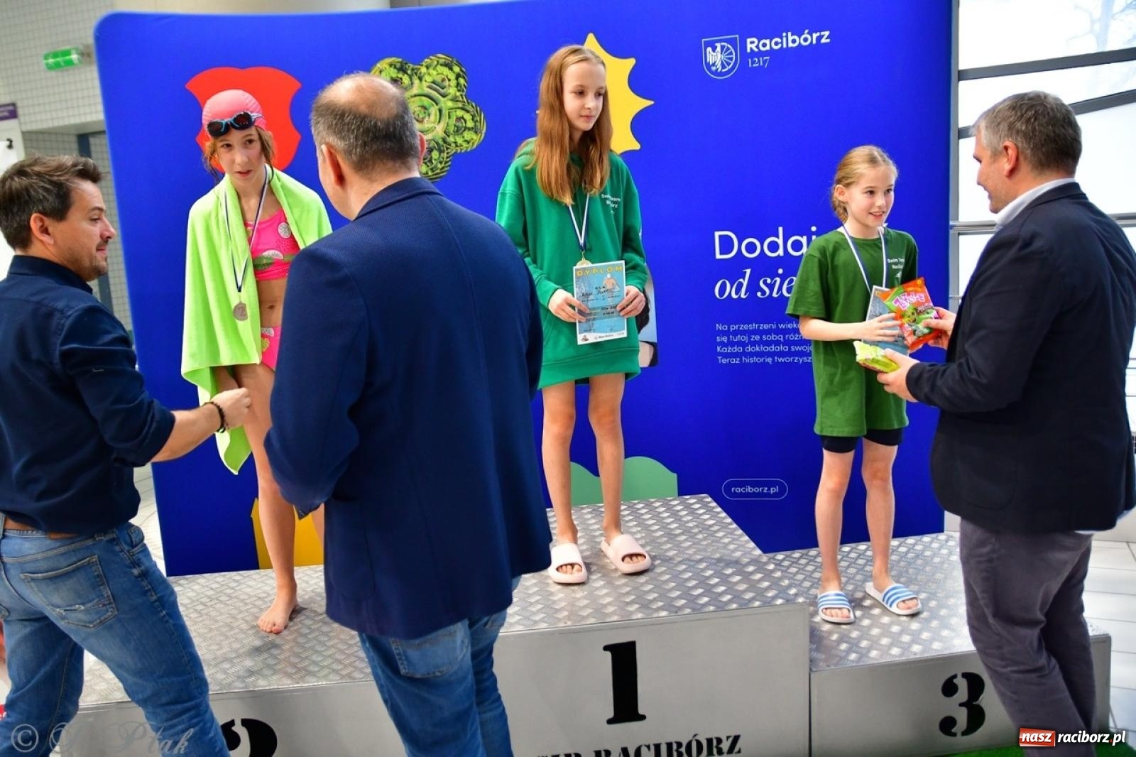 Zdjęcie w galerii na portalu naszraciborz.pl: IV Mistrzostwa Raciborza Szkół Podstawowych w pływaniu – sportowa rywalizacja na H2Ostróg zakończona wiadomości z regionu