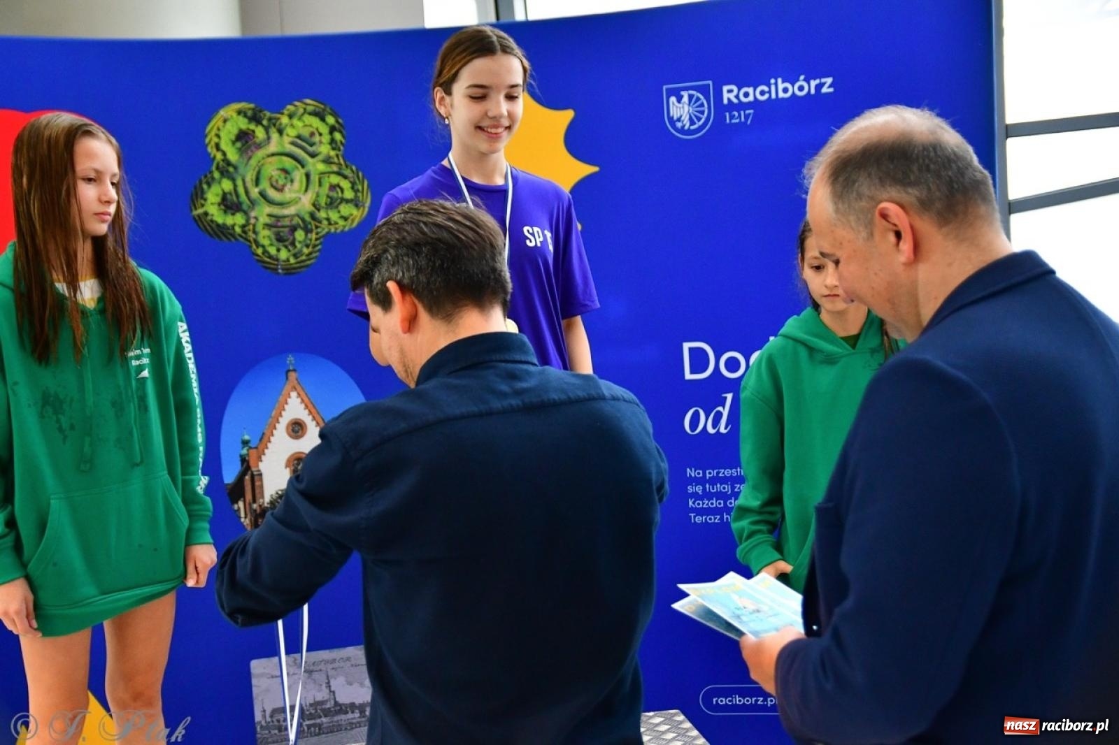 Zdjęcie w galerii na portalu naszraciborz.pl: IV Mistrzostwa Raciborza Szkół Podstawowych w pływaniu – sportowa rywalizacja na H2Ostróg zakończona wiadomości z regionu