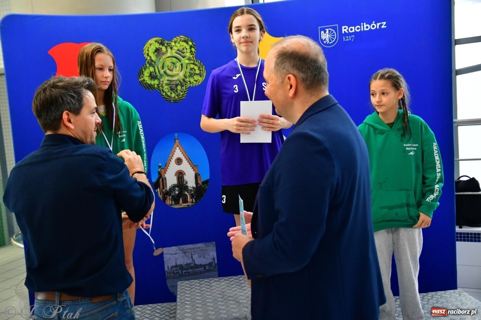 Zdjęcie w galerii na portalu naszraciborz.pl: IV Mistrzostwa Raciborza Szkół Podstawowych w pływaniu – sportowa rywalizacja na H2Ostróg zakończona wiadomości z regionu