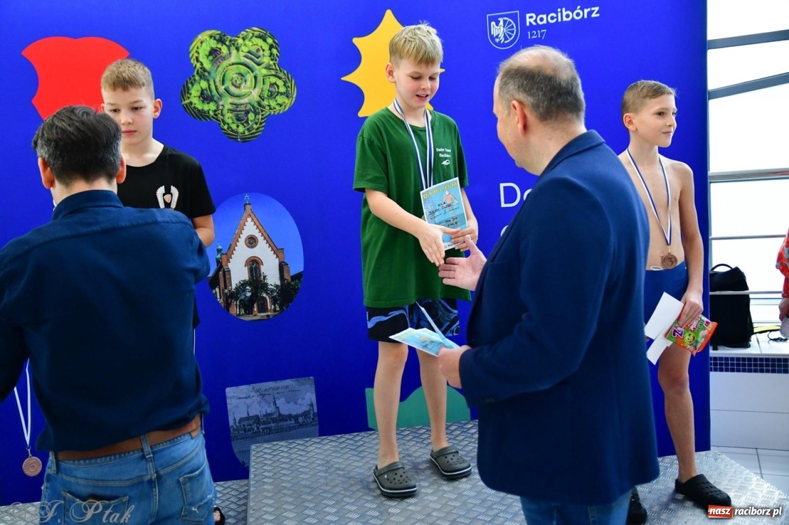 Zdjęcie w galerii na portalu naszraciborz.pl: IV Mistrzostwa Raciborza Szkół Podstawowych w pływaniu – sportowa rywalizacja na H2Ostróg zakończona wiadomości z regionu