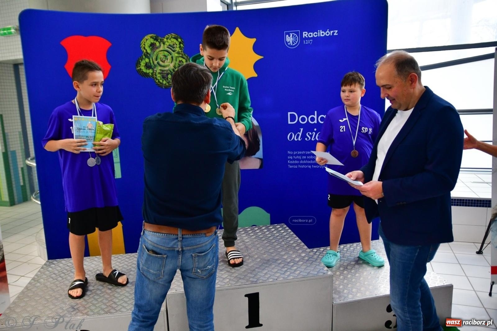 Zdjęcie w galerii na portalu naszraciborz.pl: IV Mistrzostwa Raciborza Szkół Podstawowych w pływaniu – sportowa rywalizacja na H2Ostróg zakończona wiadomości z regionu